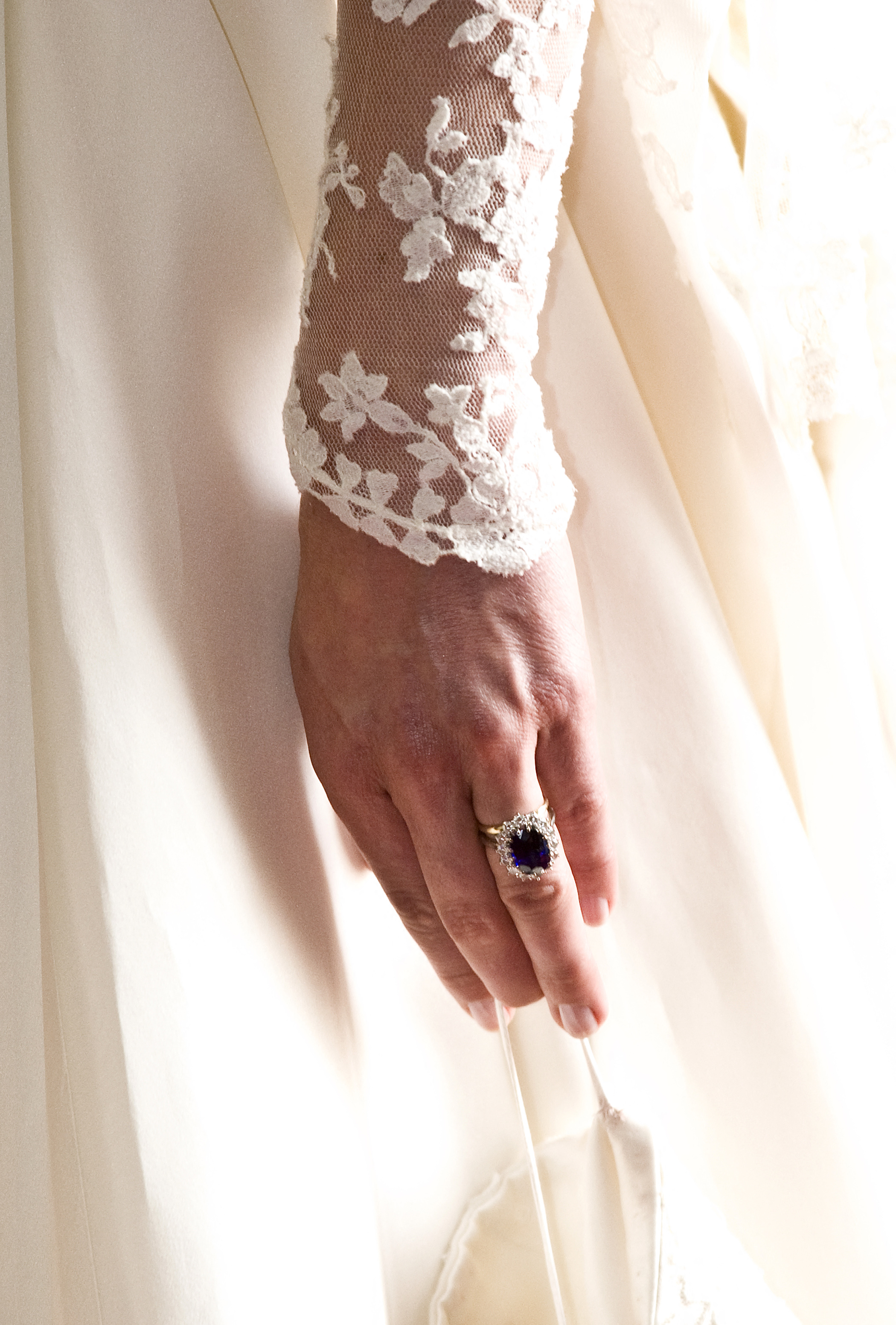 Une photo montre les bagues de mariage et de fiançailles portées par Catherine Middleton, le 29 avril 2011 | Source : Getty Images