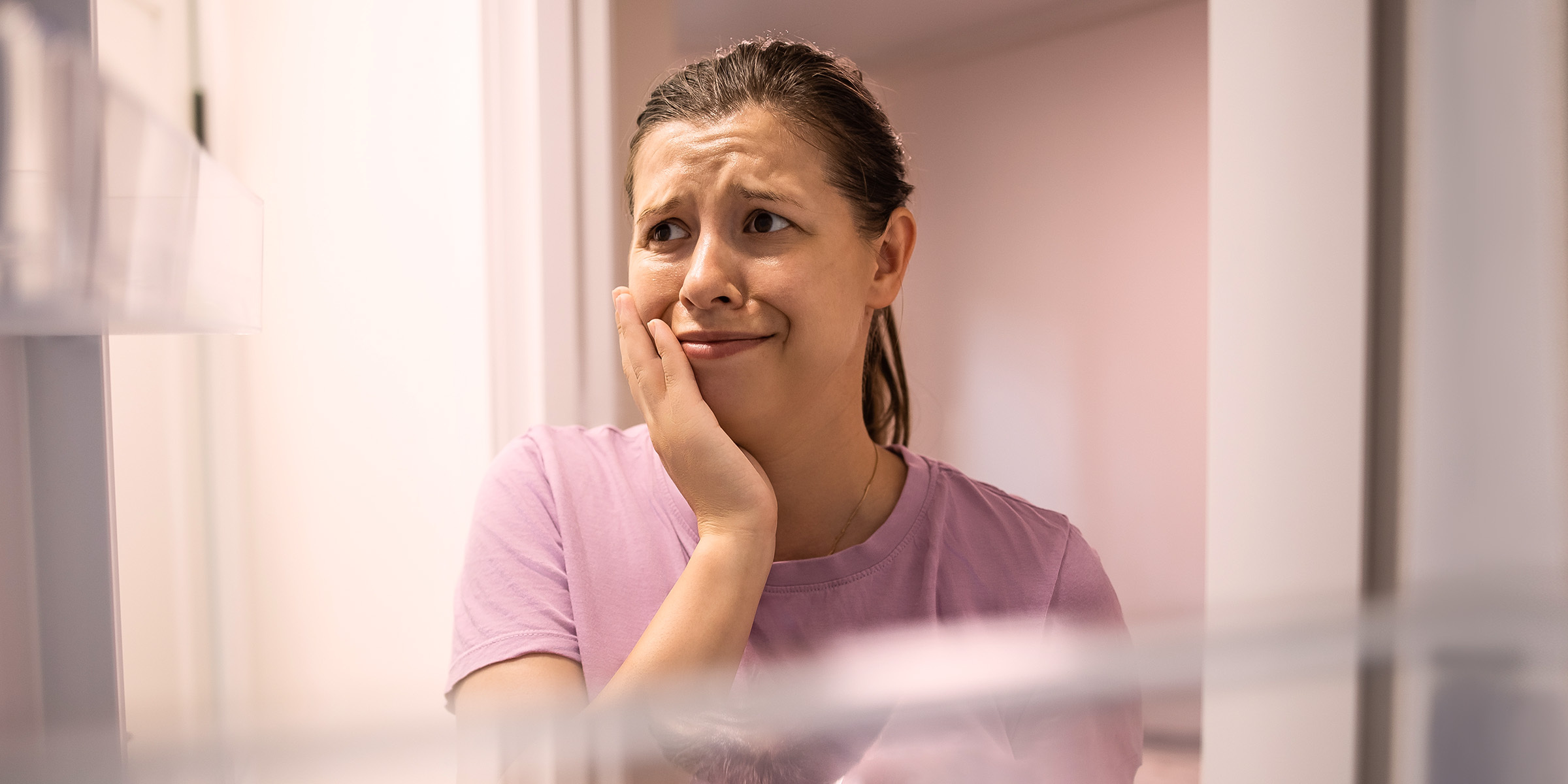 Une femme se tenant la tête | Source : Shutterstock