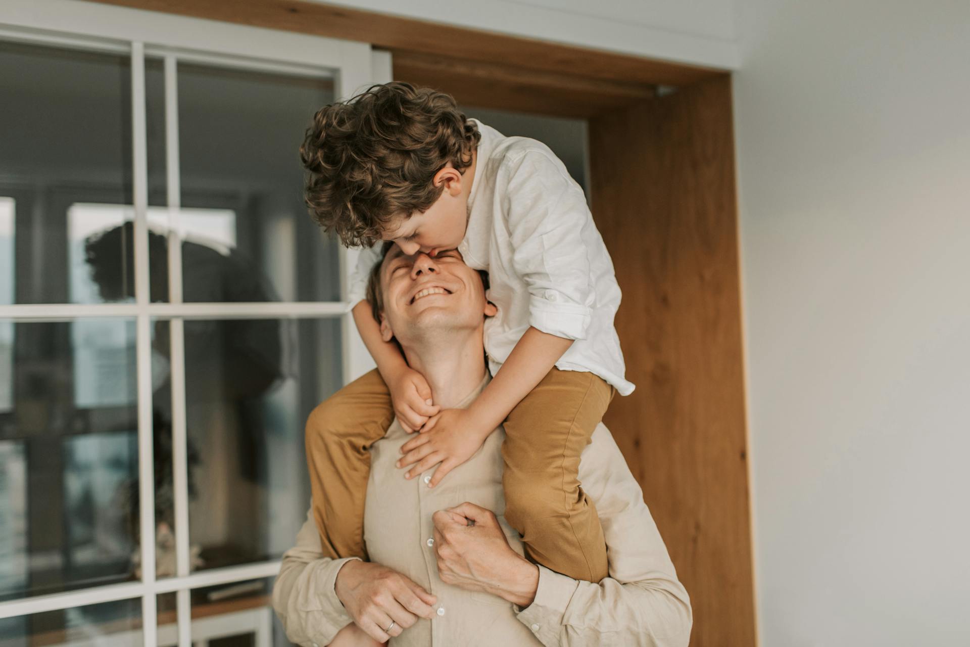 Un homme portant son fils sur ses épaules | Source : Pexels