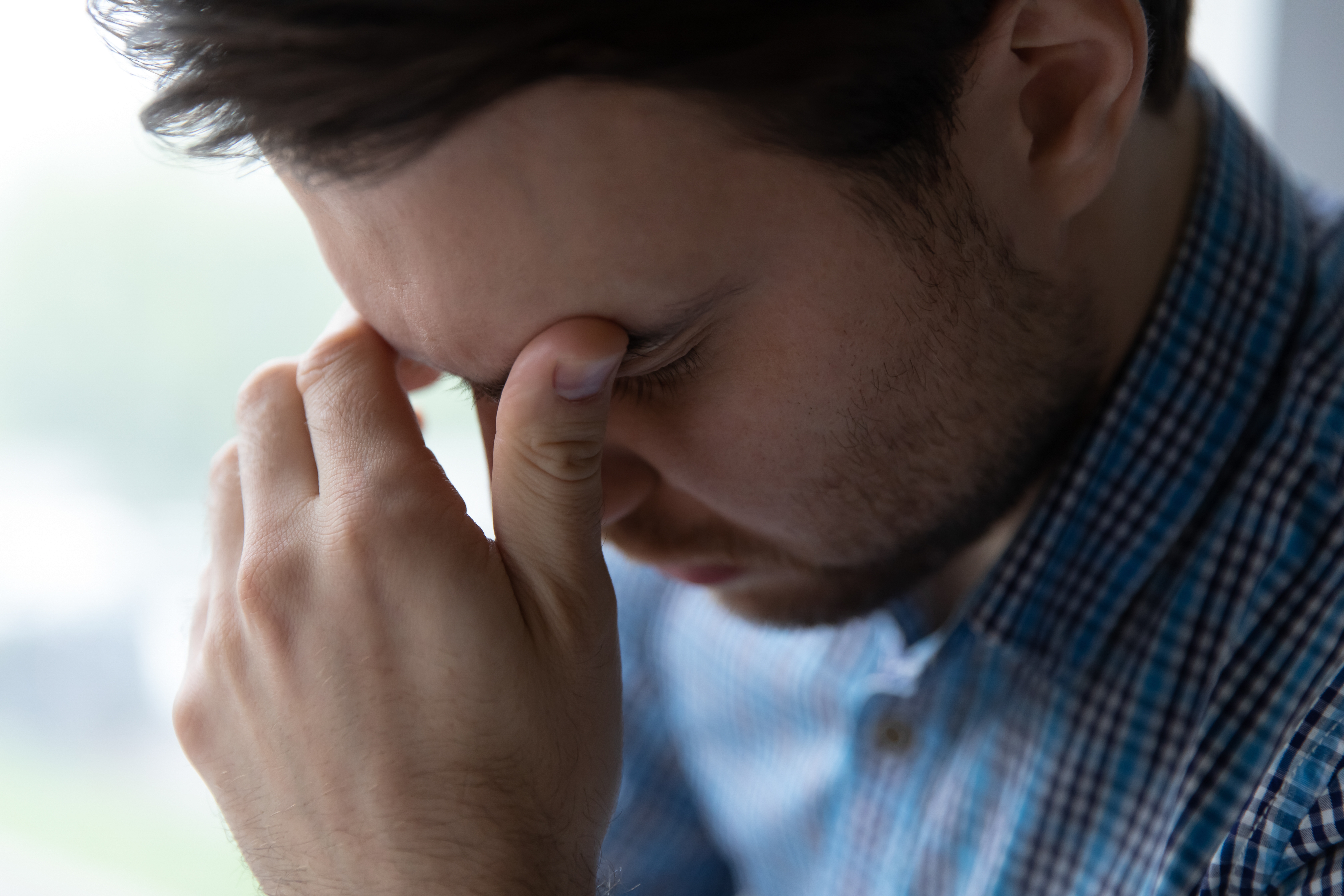 Un gros plan d'un homme déprimé | Source : Shutterstock