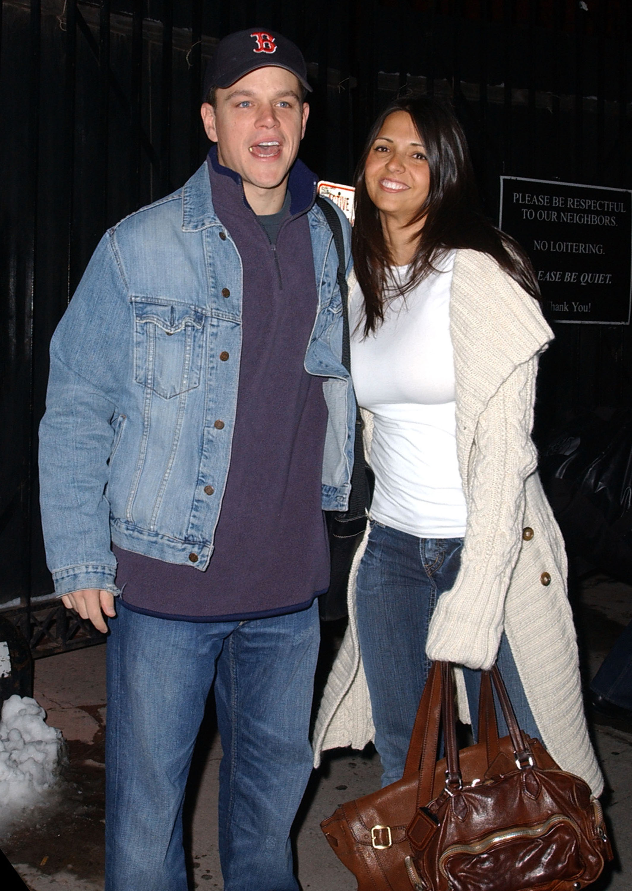 Matt Damon et Luciana Bozan quittent un appartement dans le centre ville le 10 décembre 2005 à New York | Source : Getty Images