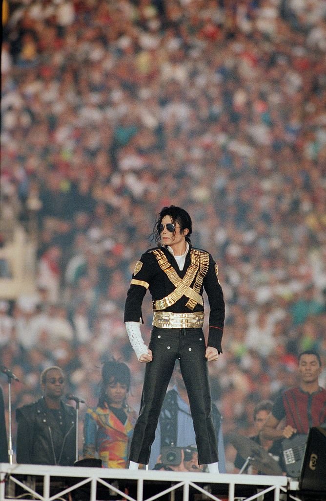 Michael Jackson interprète "Heal The World" lors du spectacle de la mi-temps du Superbowl XXVII à Pasadena, Californie, en 1993. | Source : Getty Images.