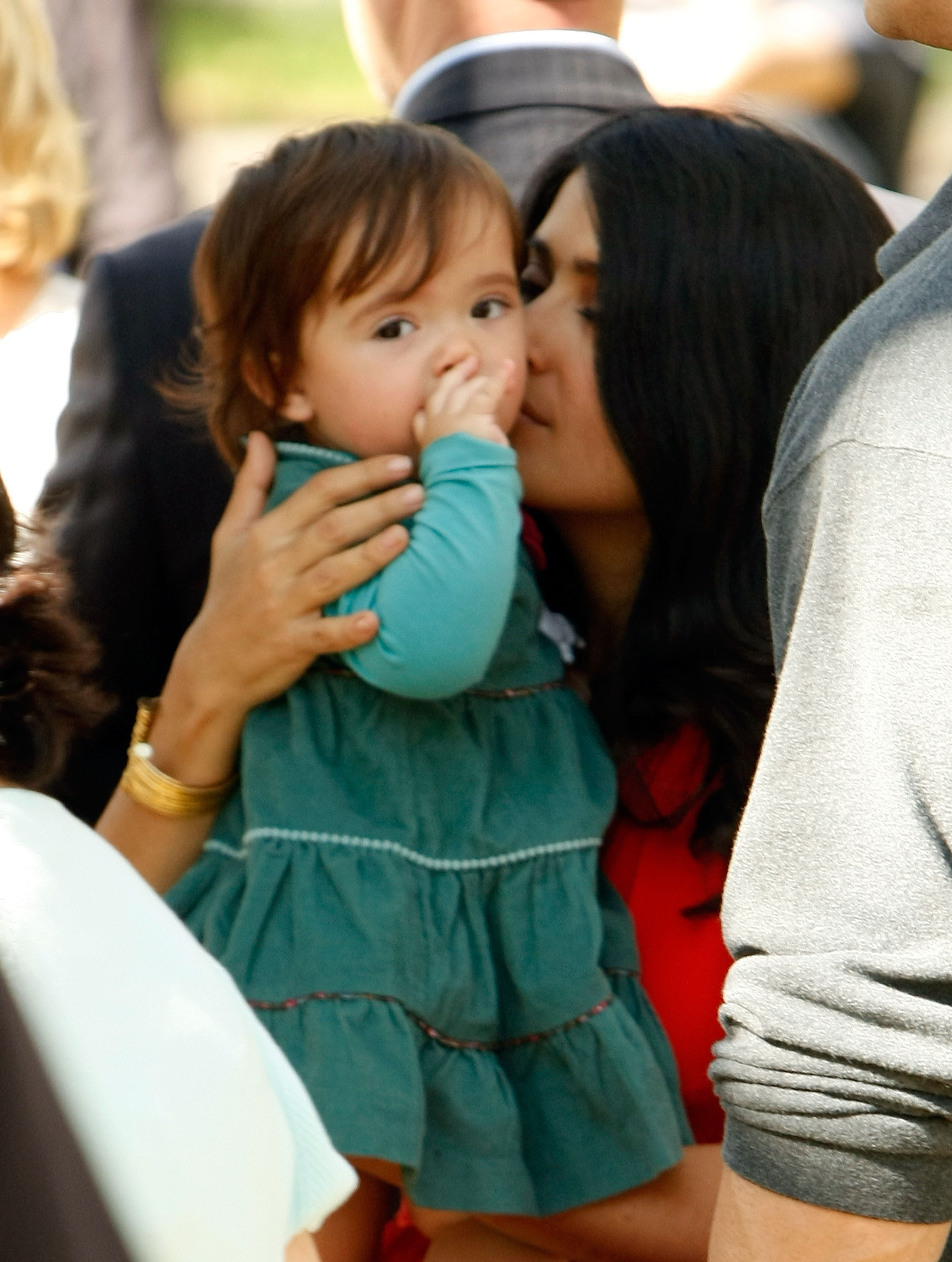 Salma Hayek et son bébé Valentina sur le tournage de "30 Rock" le 10 octobre 2008 à New York City | Source : Getty Images
