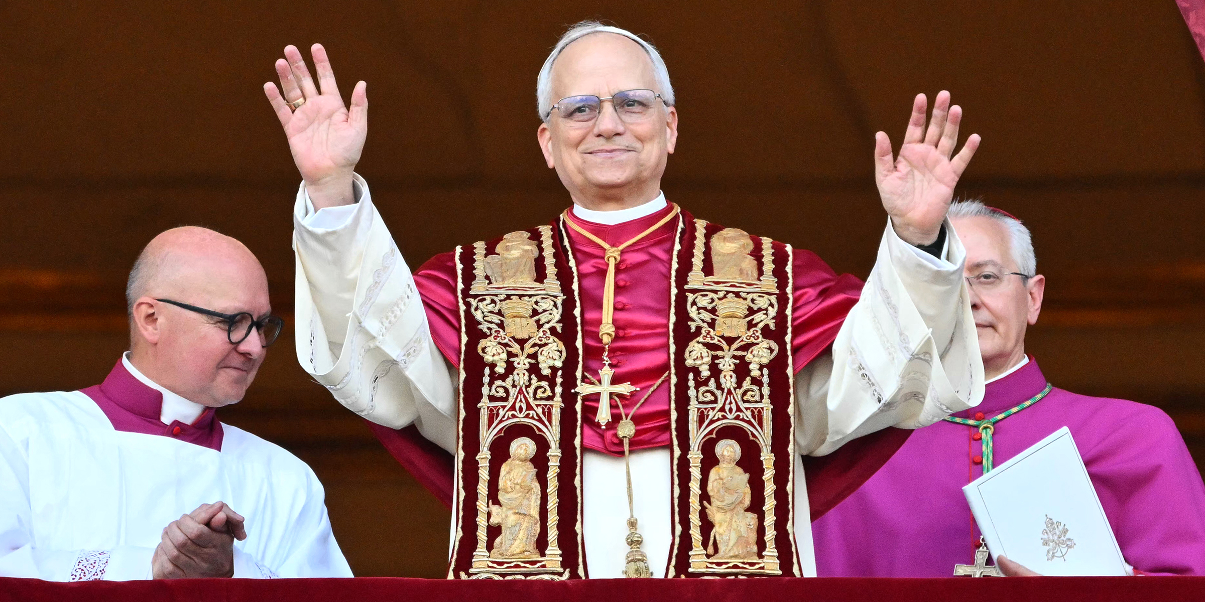 Le nouveau pape Léon XIV, Robert Francis Prevost, arrive pour la première fois sur le balcon central de la loggia de la basilique Saint-Pierre, après la fin du conclave des cardinaux, au Vatican, le 8 mai 2025 I Source : Getty Images