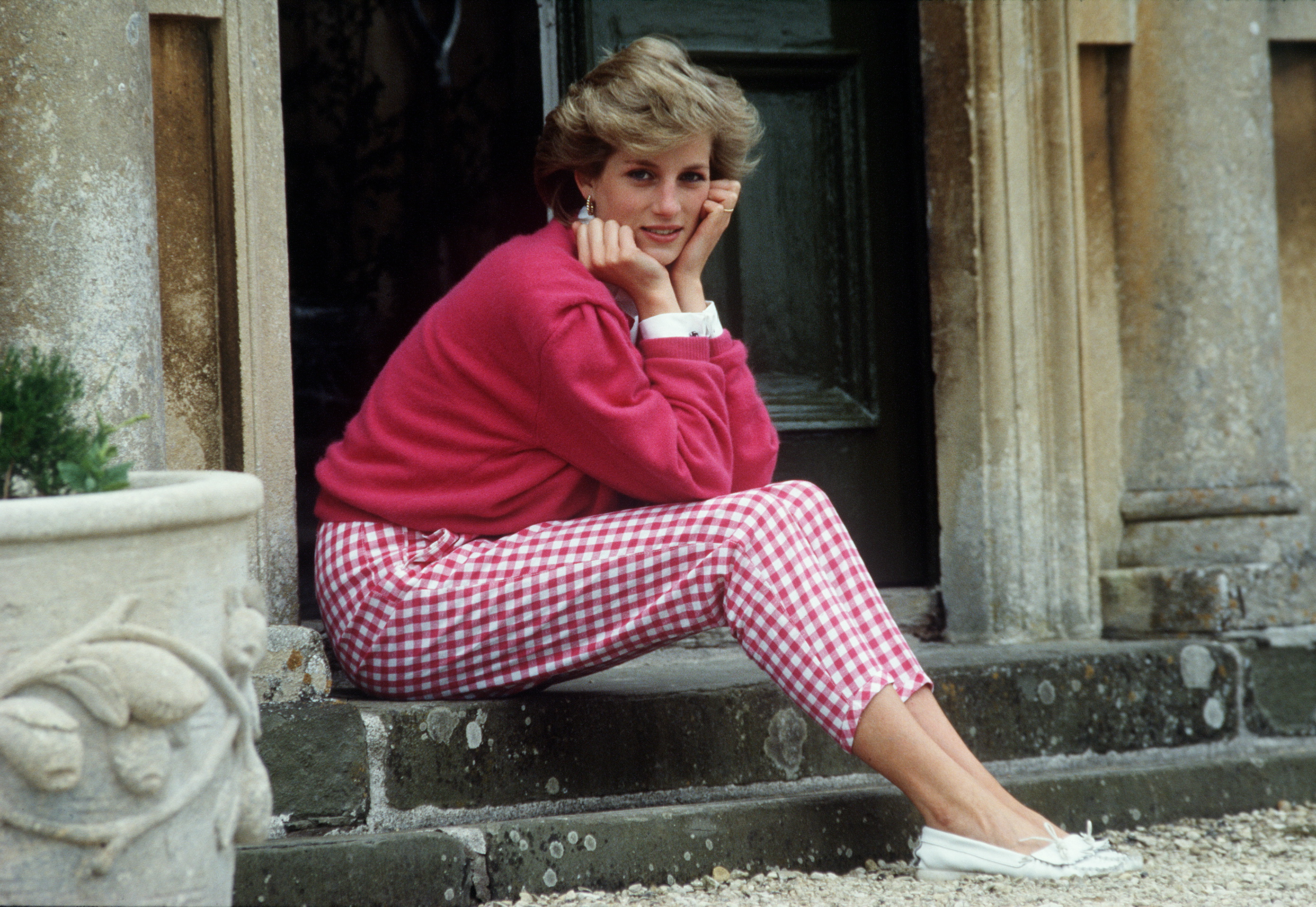Diana, princesse de Galles, assise sur une marche dans sa maison, Highgrove House, à Doughton, Gloucestershire, le 18 juillet 1986 | Source : Getty Images