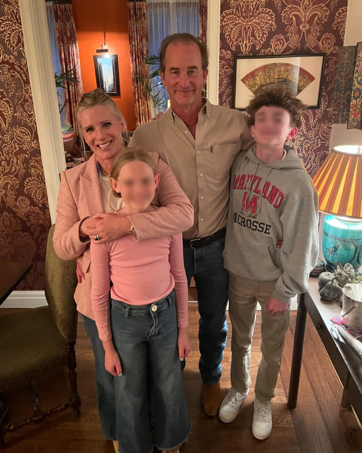 Kristin et Andrew Cabot posent avec deux enfants lors de la fête du 25e anniversaire de sa fille India Rose. | Source : Facebook/Maud Cabot