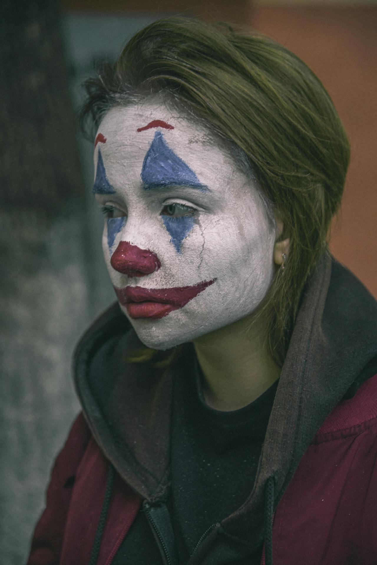 Une femme en détresse dont le visage a été peint pour représenter un clown | Source : Pexels