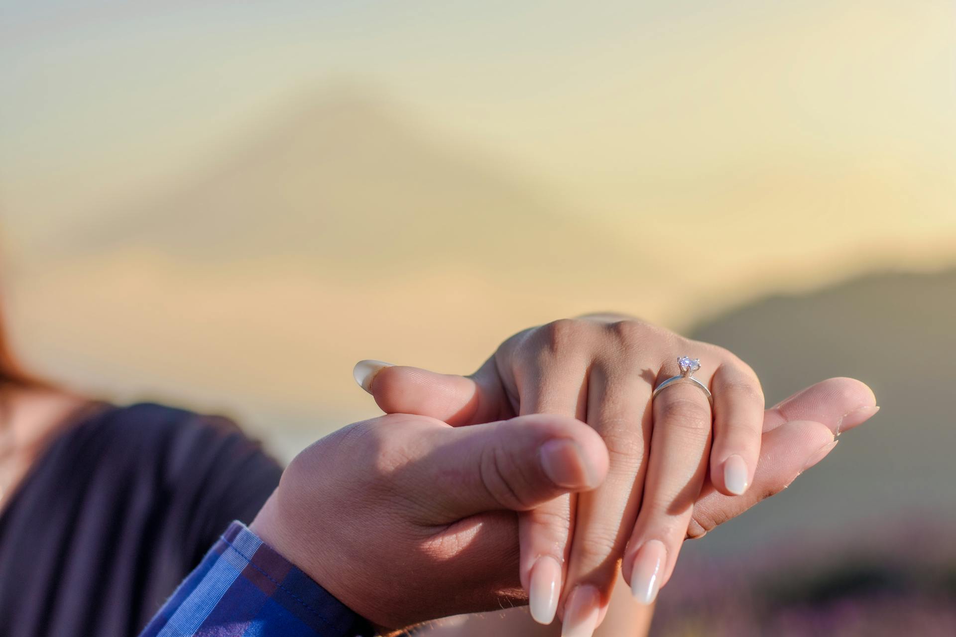 Un couple de fiancés se tenant la main | Source : Pexels