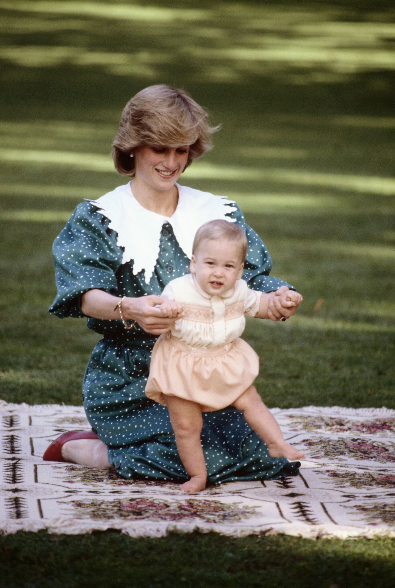 Diana Princess of Wales avec le Prince William sur la pelouse de la Résidence du Gouvernement | source : Getty Images 
