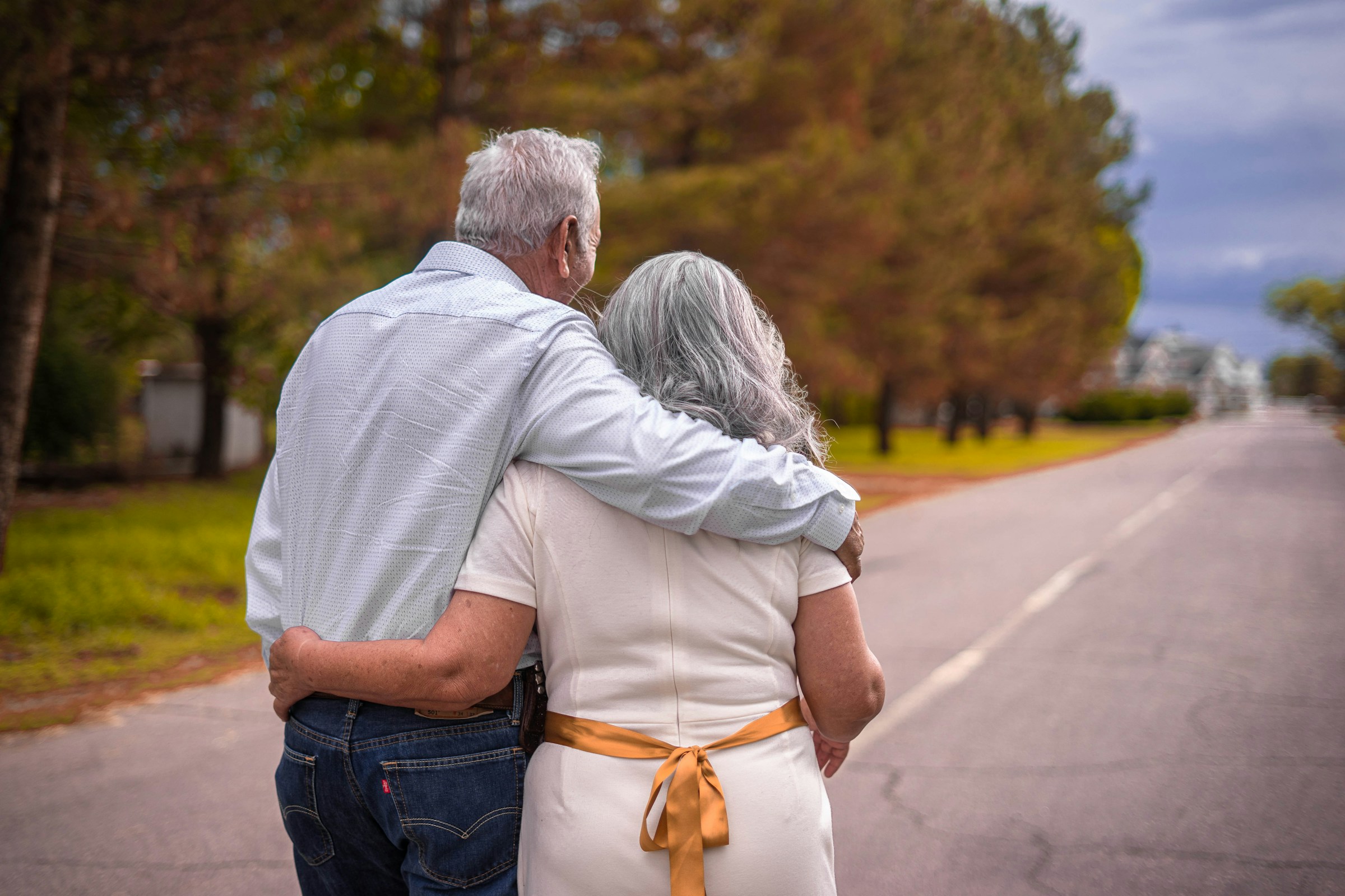 Un couple de personnes âgées debout sur une route | Source : Pexels