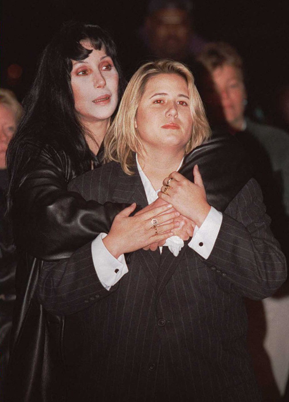 Cher réconforte Chastity Bono lors d'un rassemblement pour le "National Coming Out Day" à Washington DC, le 11 octobre 1996. | Source : Getty Images