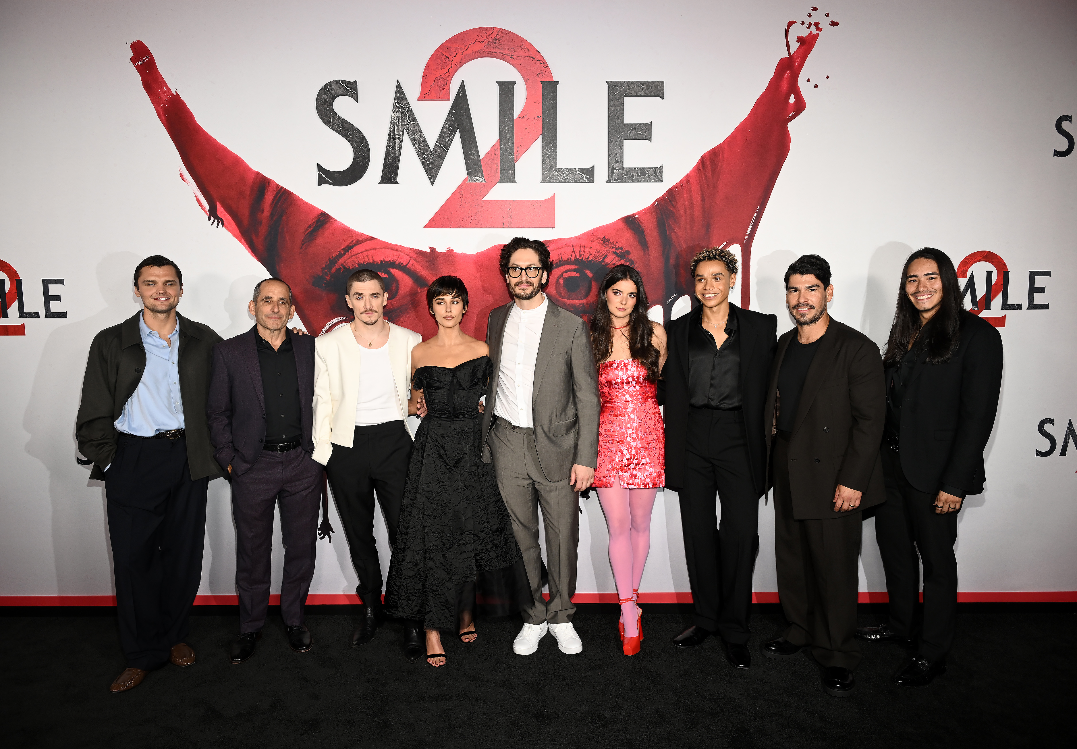 Ray Nicholson, Peter Jacobson, Kyle Gallner, Naomi Scott, Parker Finn, Dylan Gelula, Miles Gutierrez, Raul Castillo et Iván Carlo lors de la première de "Smile 2" à Los Angeles, Californie, le 14 octobre 2024 | Source : Getty Images