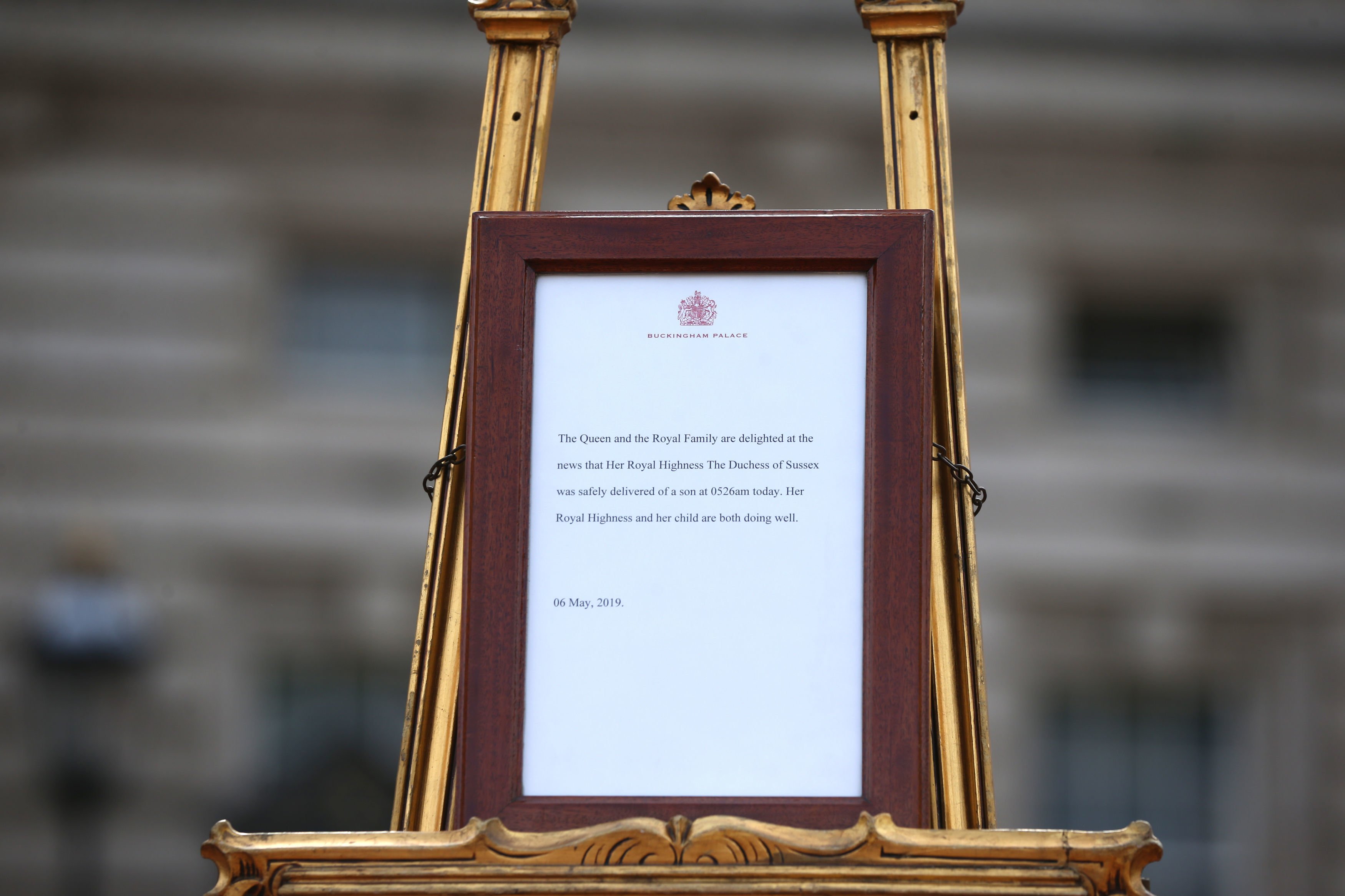 L'avis officiel de la naissance du premier enfant du duc et de la duchesse de Sussex à l'extérieur de Buckingham Palace | Photo : Getty Images