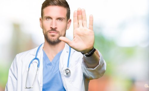 Avertissement d'un homme en uniforme médical. | Source : Shutterstock