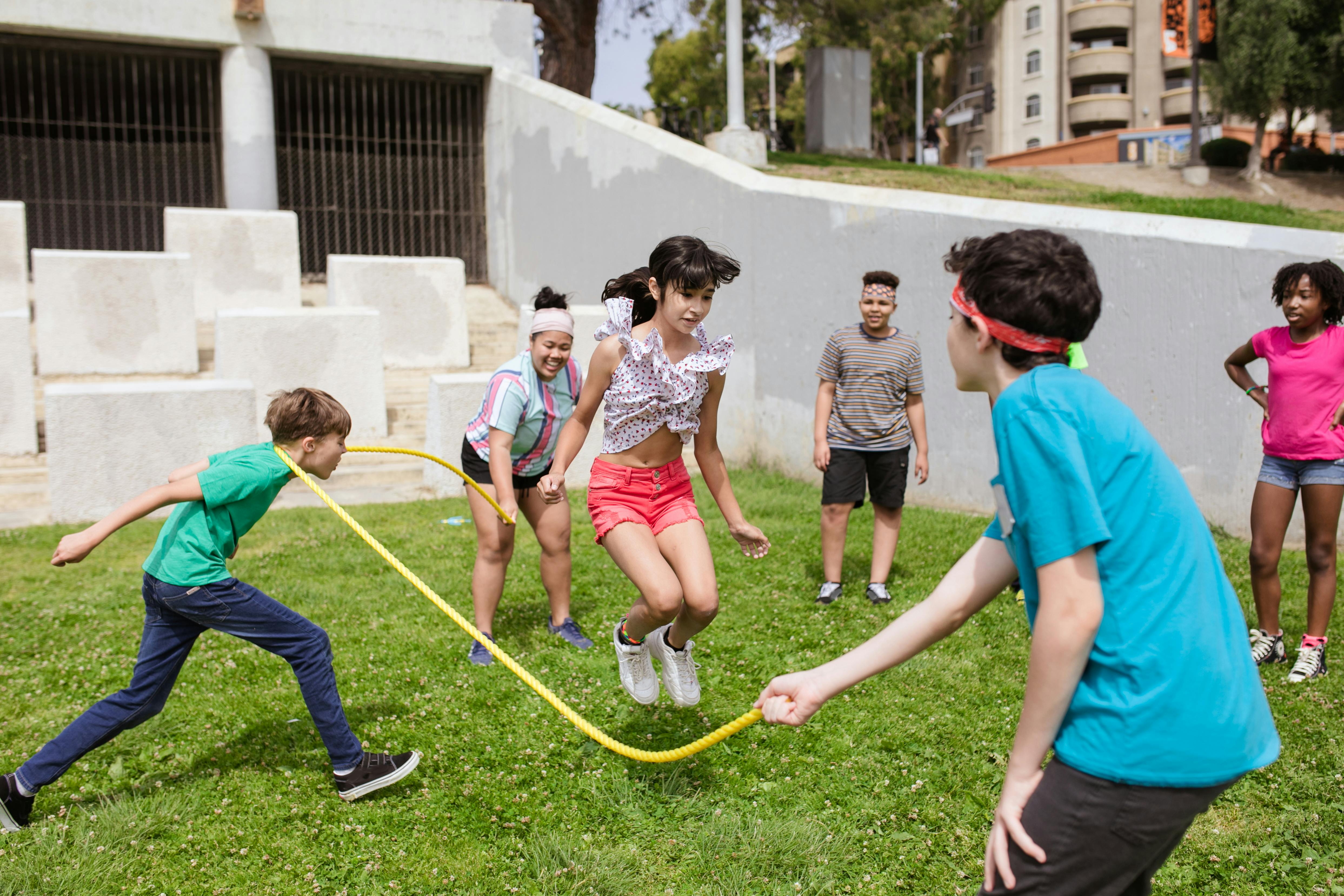 Un groupe d'enfants jouant à la corde à sauter | Source : Pexels