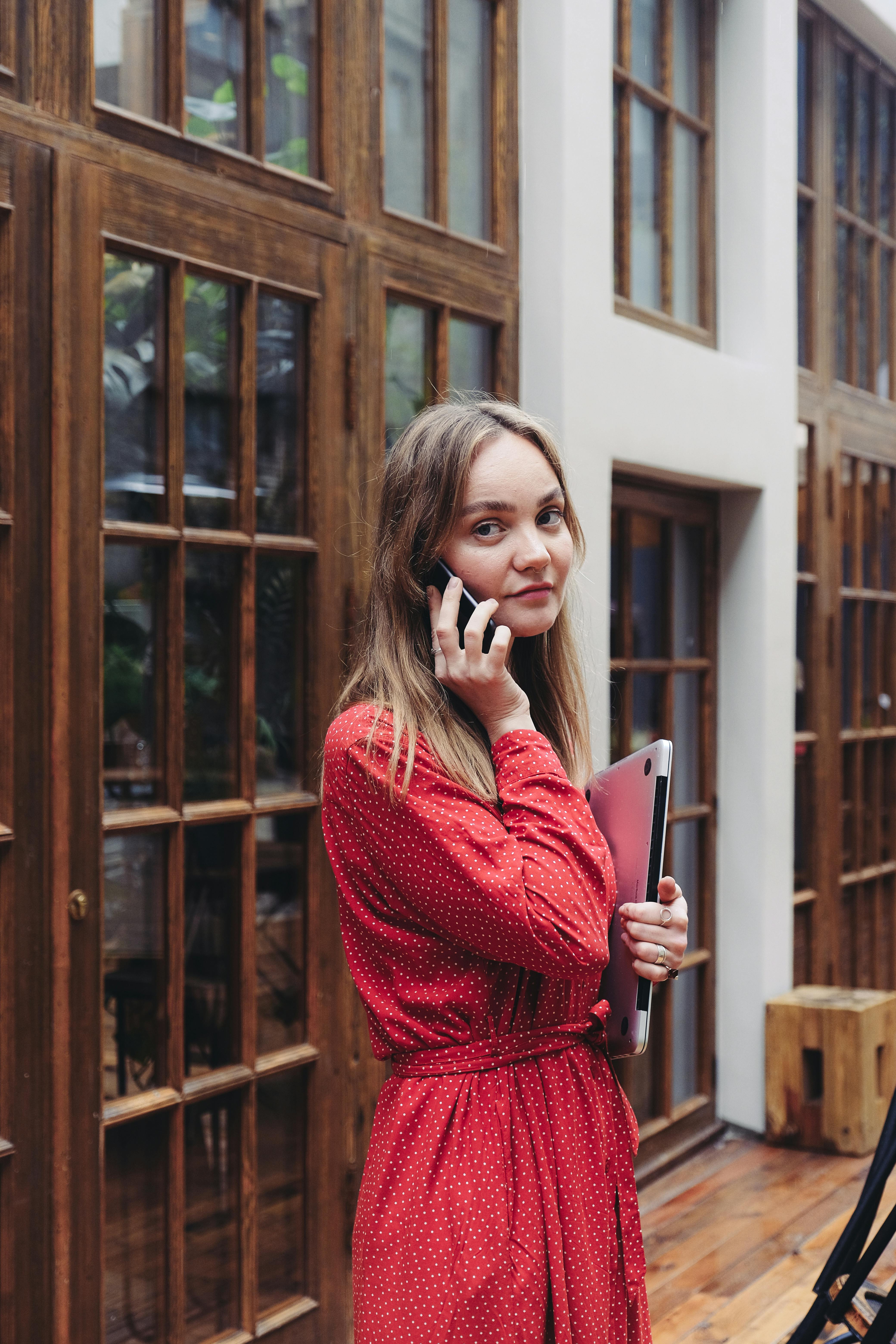 Une femme qui parle au téléphone | Source : Pexels