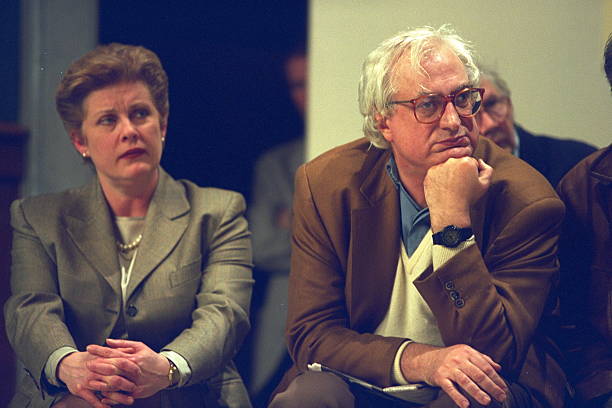 Bernard Tavernier et la ministre de la Culture Catherine Trautmann | Photo : Getty Images