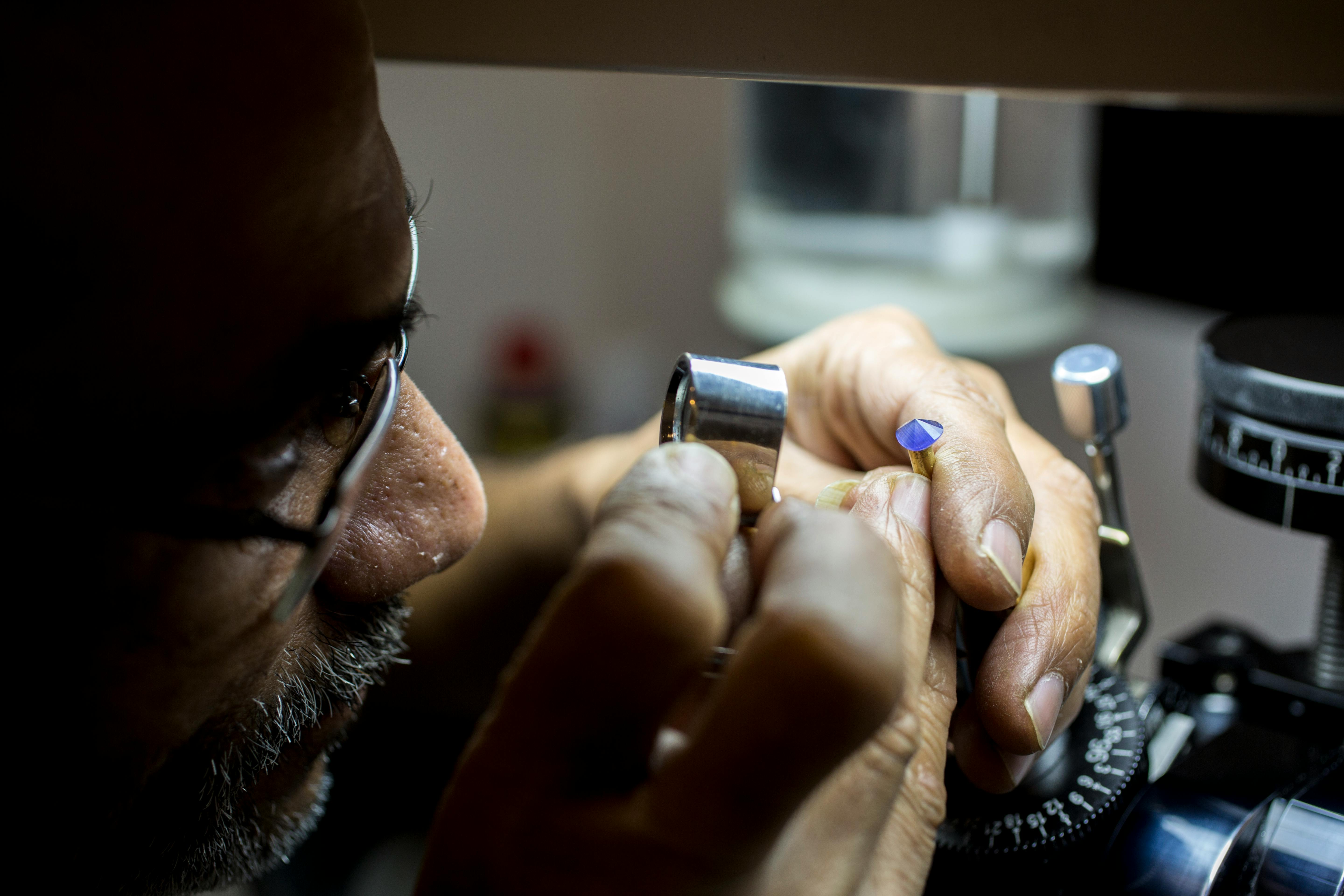 The expert begins to examine the jewelry | Source: Pexels