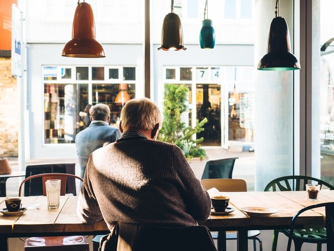 Un vieil homme de dos. | Photo : Unsplash