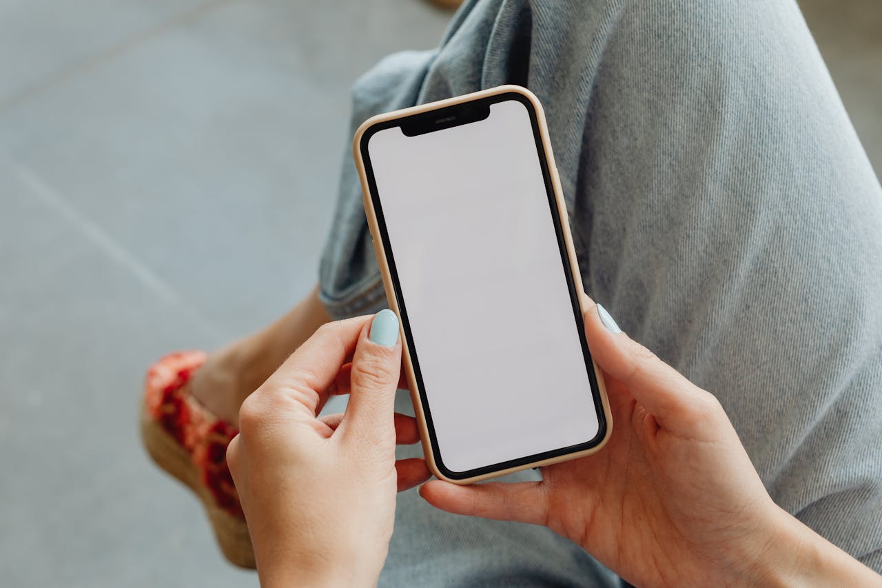 Une femme tenant un téléphone portable | Source : Pexels