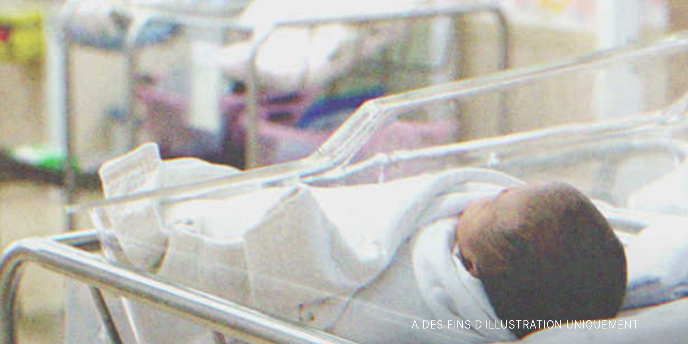 Un bébé dans une couveuse | Source : Shutterstock