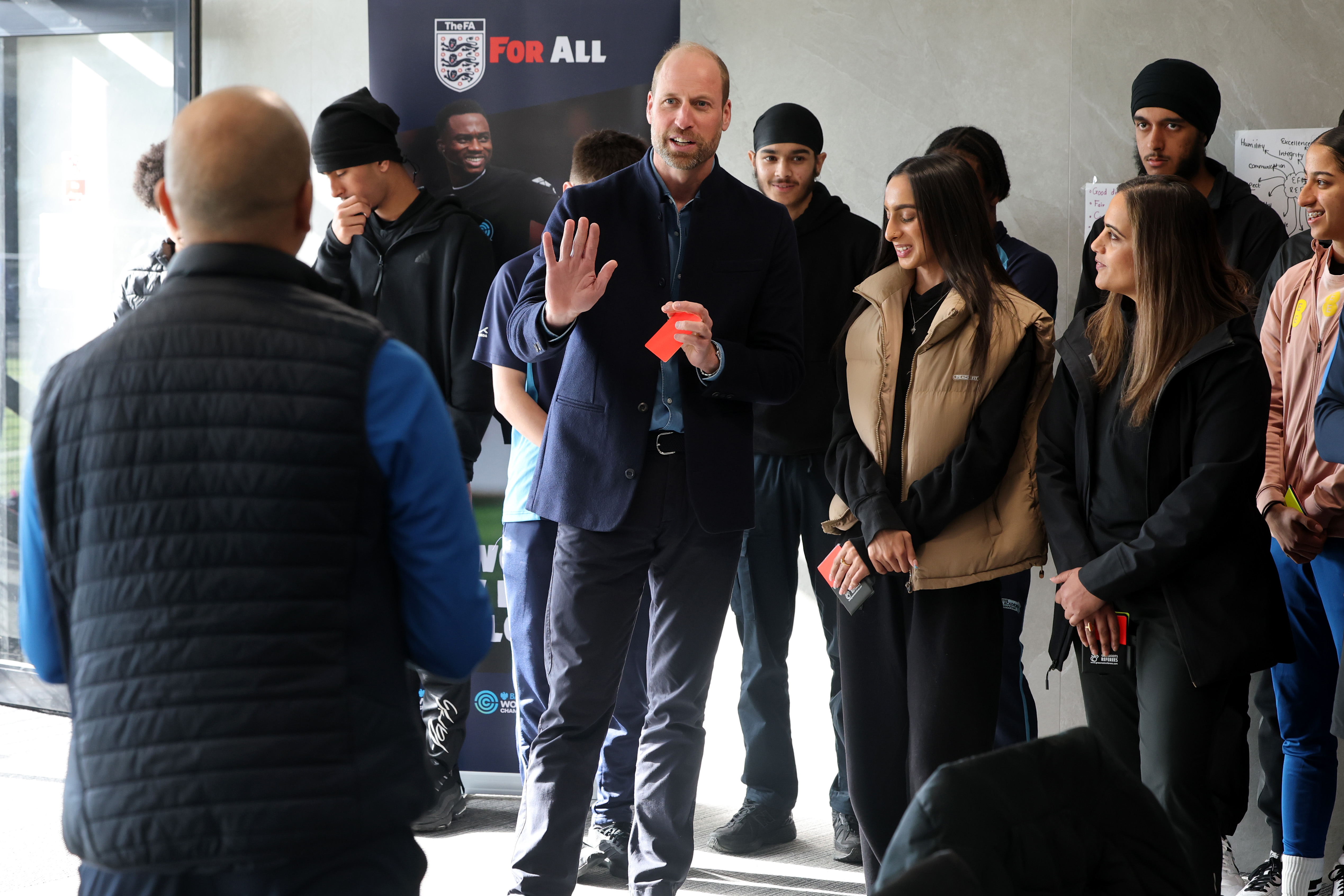 Le Prince William participe à une leçon et s'entretient avec des participants lors d'un cours de formation d'arbitres de la FA au Sporting Khalsa FC le 11 mars 2025 | Source : Getty Images