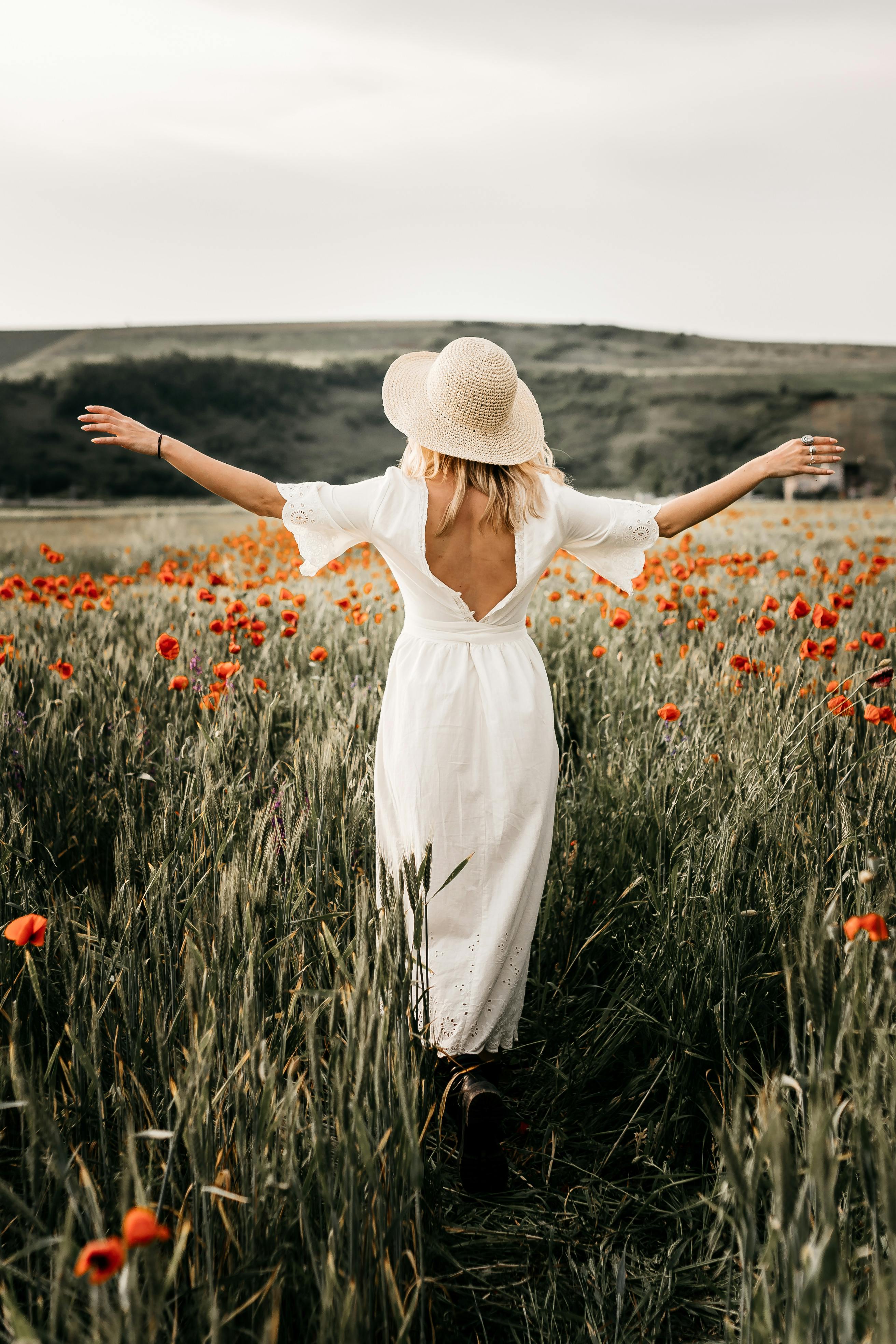 Une femme se promenant dans un champ | Source : Pexels