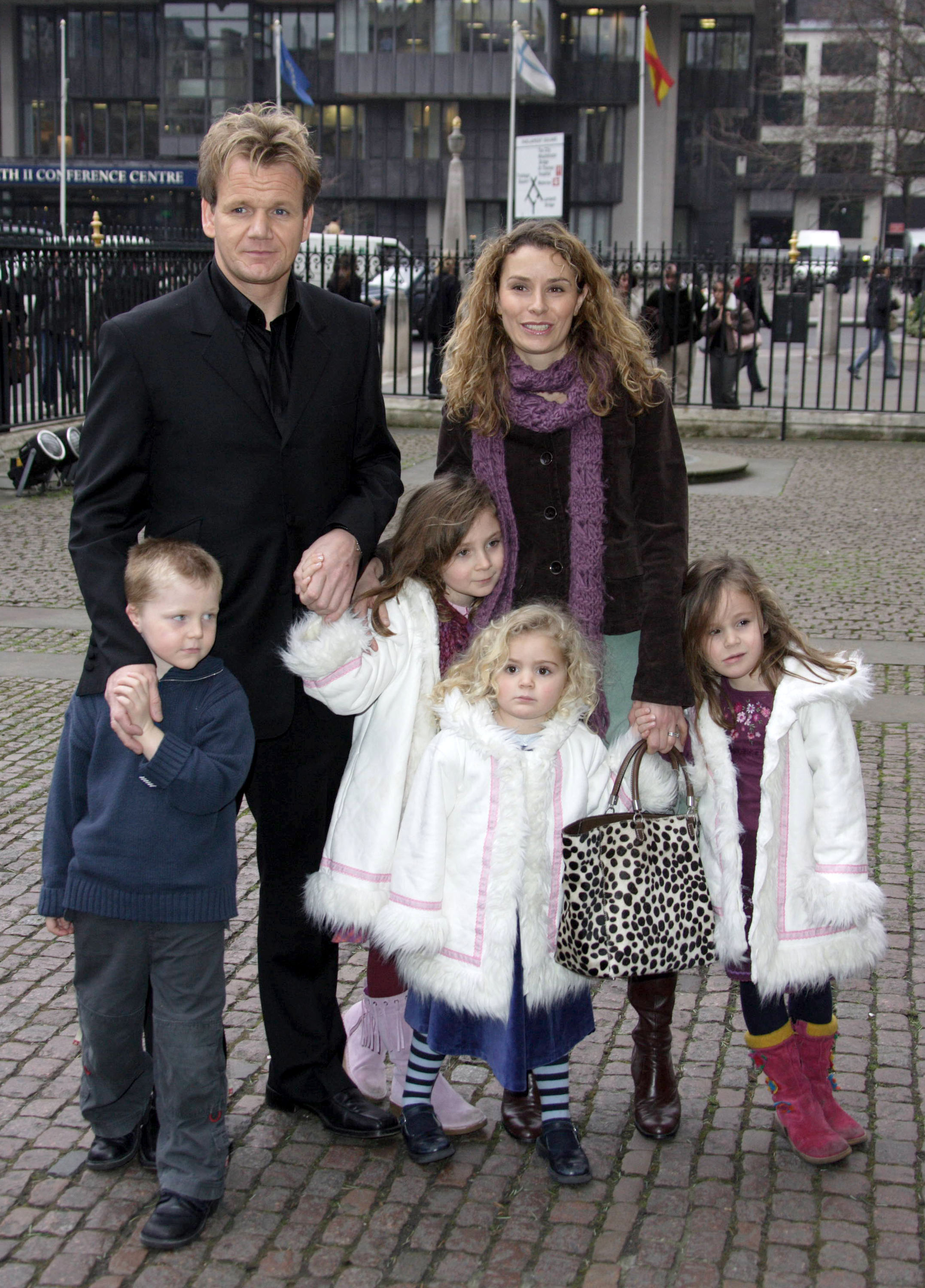 Jack Ramsay, Gordon Ramsay, Megan Ramsay, Tana Ramsay, Matilda Ramsay et Holly Ramsay au Woman's Own Children of Courage 2004 le 15 décembre 2005 | Source : Getty Images
