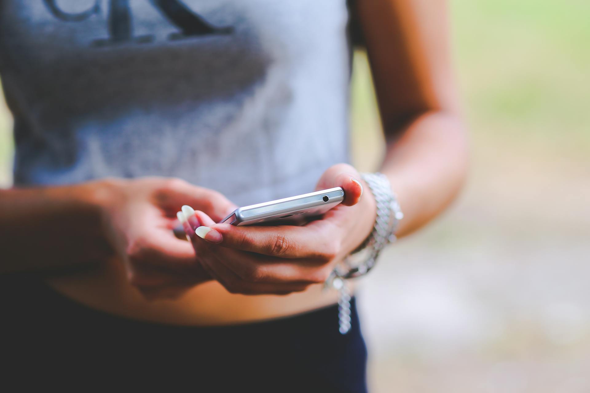 Une femme utilisant son téléphone | Source : Pexels