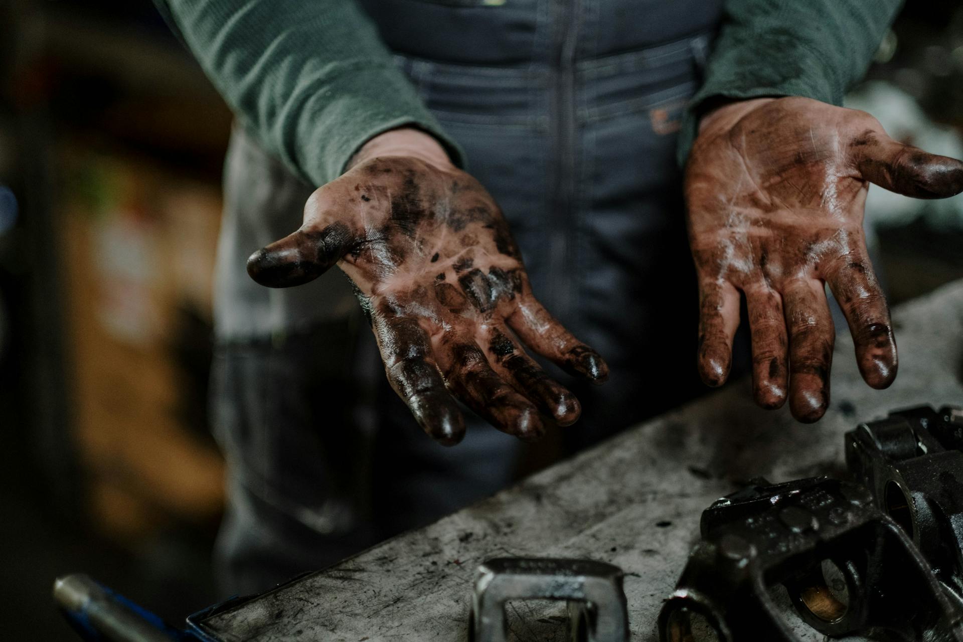 Un homme montrant ses mains graisseuses | Source : Pexels