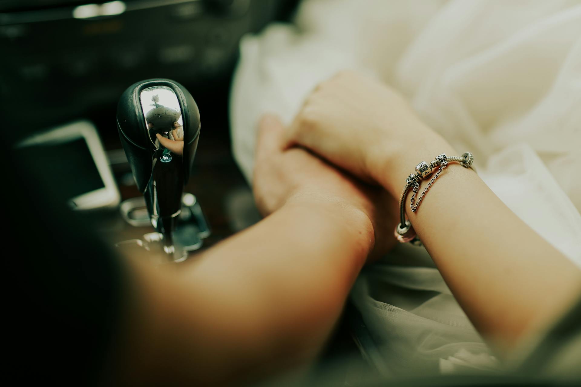 Un couple se tenant par la main dans leur voiture | Source : Pexels