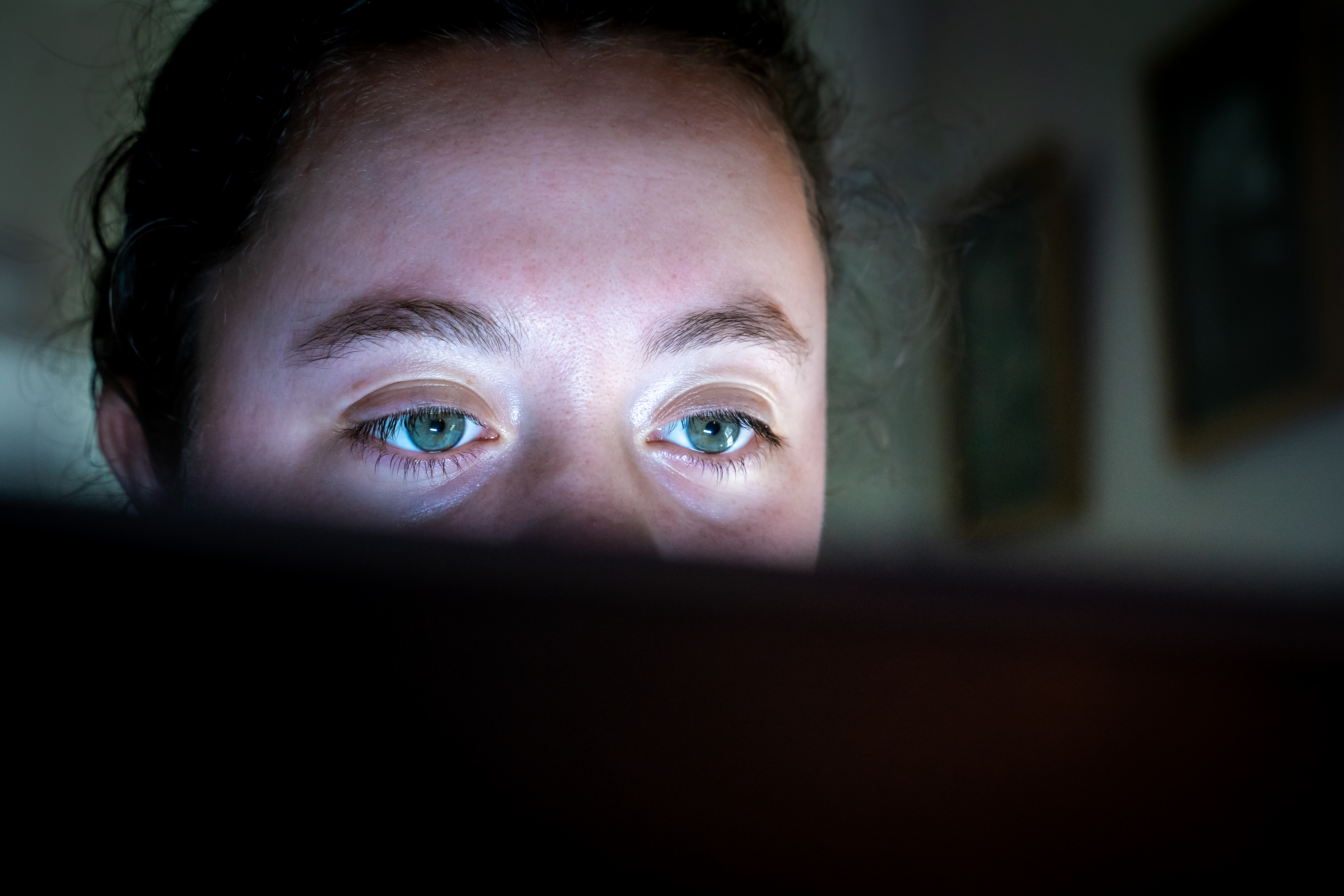 Les yeux d'une jeune femme regardant un écran d'ordinateur | Source : Getty Images