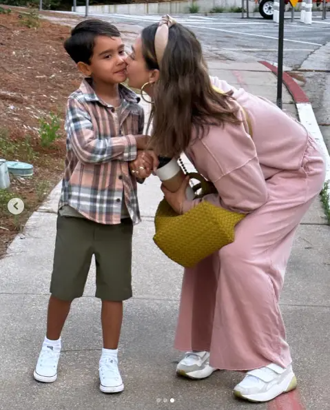 Jessica Alba se penche pour embrasser son fils Hayes sur les lèvres. | Source : Instagram/jessicaalba