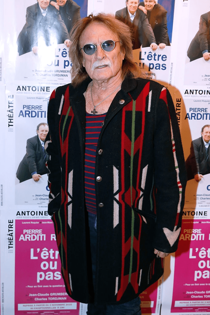 Le chanteur Christophe assiste à "L'Etre ou pas" : Pièce de théâtre au Théâtre Antoine le 21 mars 2016 à Paris, France. | Photo : Getty Images