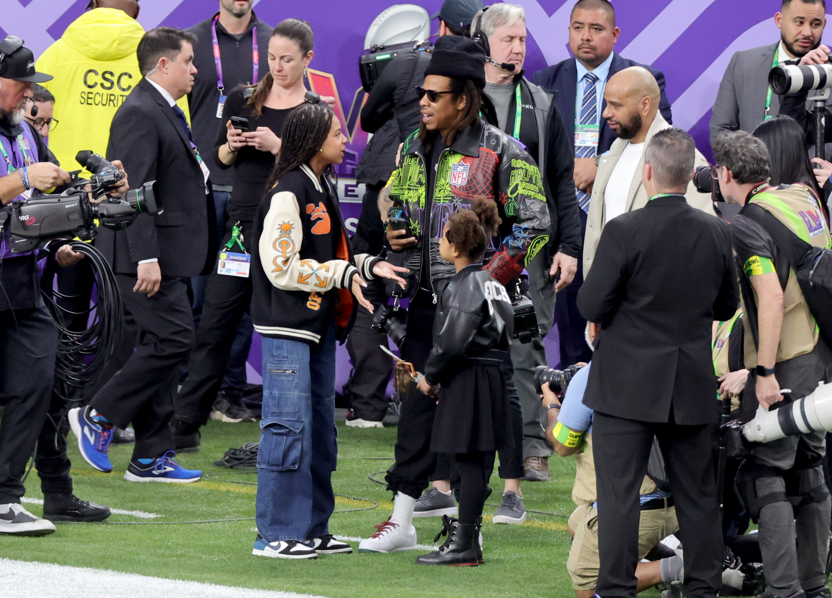Jay-Z avec ses filles Blue Ivy et Rumi Carter vus avant le Super Bowl LVIII entre les contre les 49ers de San Francisco et les Chiefs de Kansas City le 11 février 2024 à Las Vegas, Nevada | Source : Getty Images