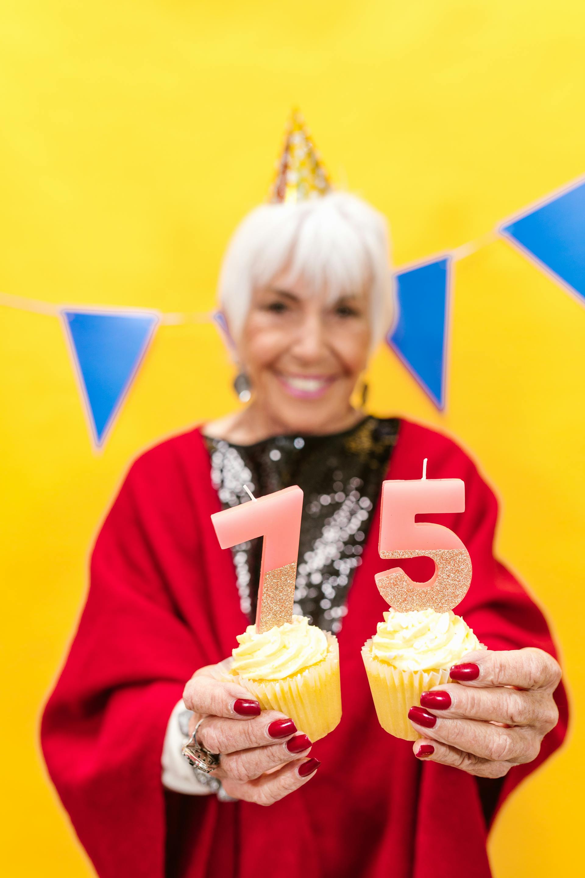 Une femme âgée tenant des petits gâteaux pour son anniversaire | Source : Pexels