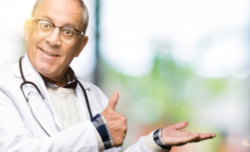 Un médecin masculin montrant les pouces en l'air signe que tout va bien. | Photo : Shutterstock.