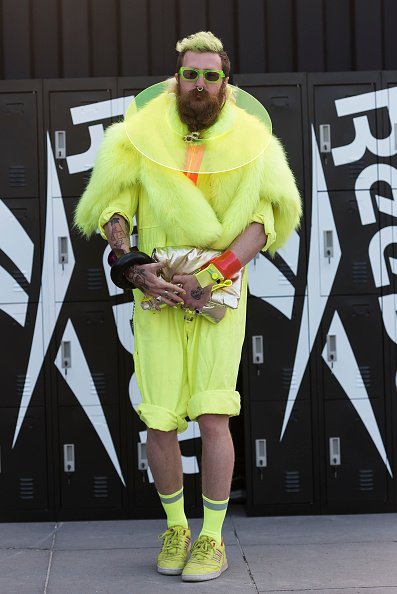  Un invité porte un collier Alexandra Blak devant la piste 1 du Festival de la mode.|Photo : Getty Images