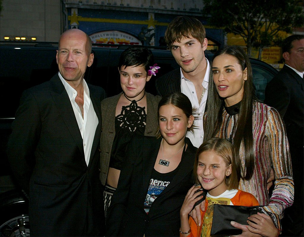 Bruce Willis, Demi Moore, leurs filles Rumer, Scout, Tallulah et Ashton Kutcher à la première du film de Columbia Pictures "Charlie's Angels 2 : Full Throttle", 2003. | Photo : Getty Images 