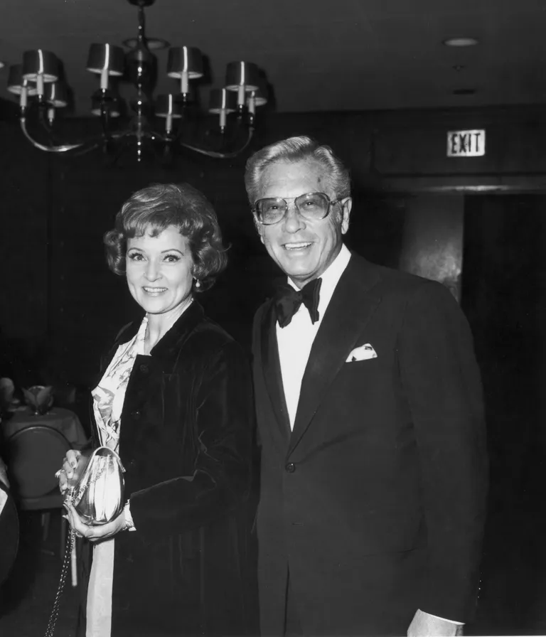 Betty White souriante avec Allen Ludden lors d'un dîner des International Broadcasting Awards.┃ Source : Getty Images