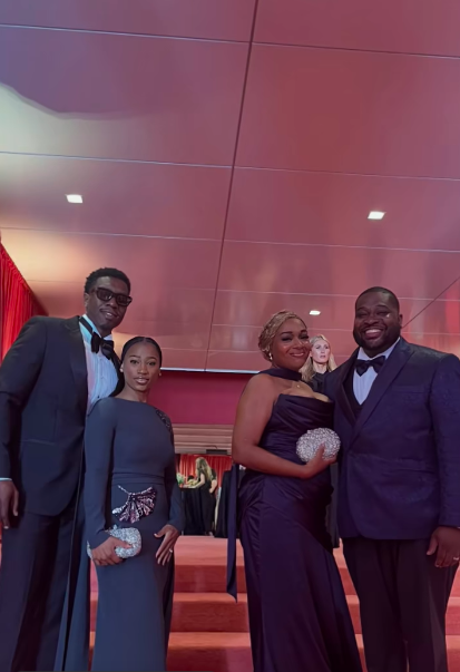 Les images qui ont fuité montraient aussi des invités en tenue de soirée à l'intérieur de la salle transformée, ce qui donnait encore plus une idée de l'ampleur qu'avait prise cette fête privée. Ces images confirmaient les infos selon lesquelles le mariage avait réuni un mélange raffiné de membres de la famille, d'amis et de personnalités de premier plan. | Source : TikTok/dailymailau