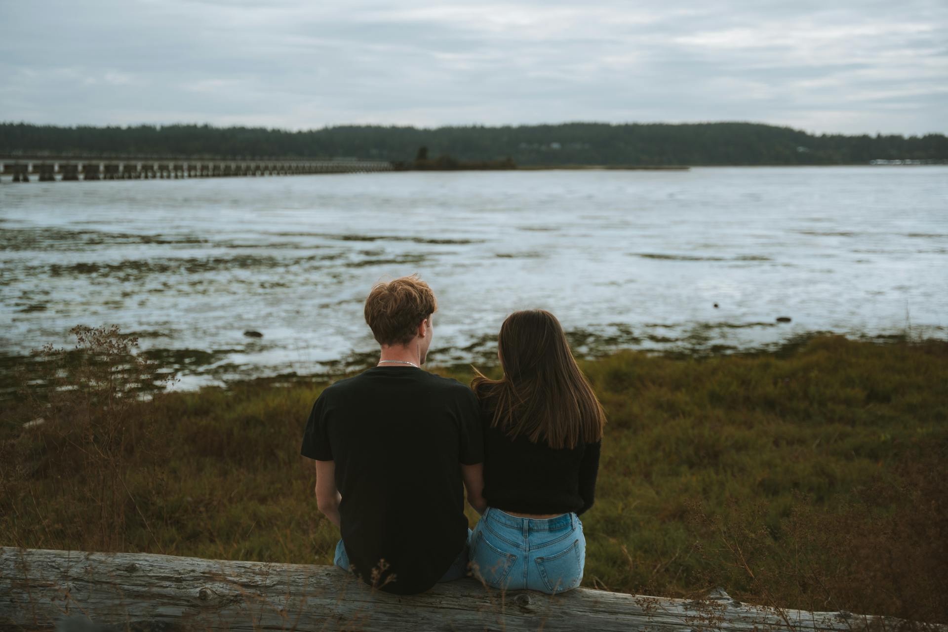 Un couple assis ensemble | Source : Pexels