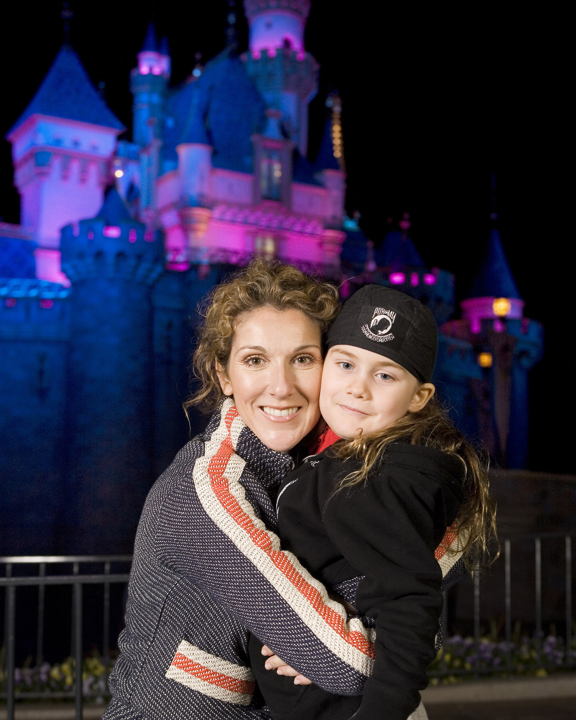 Céline Dion et René-Charles photographiés à l'extérieur du château de la Belle au bois dormant à Disneyland à Anaheim, Californie, le 21 mars 2007 | Source : Getty Images