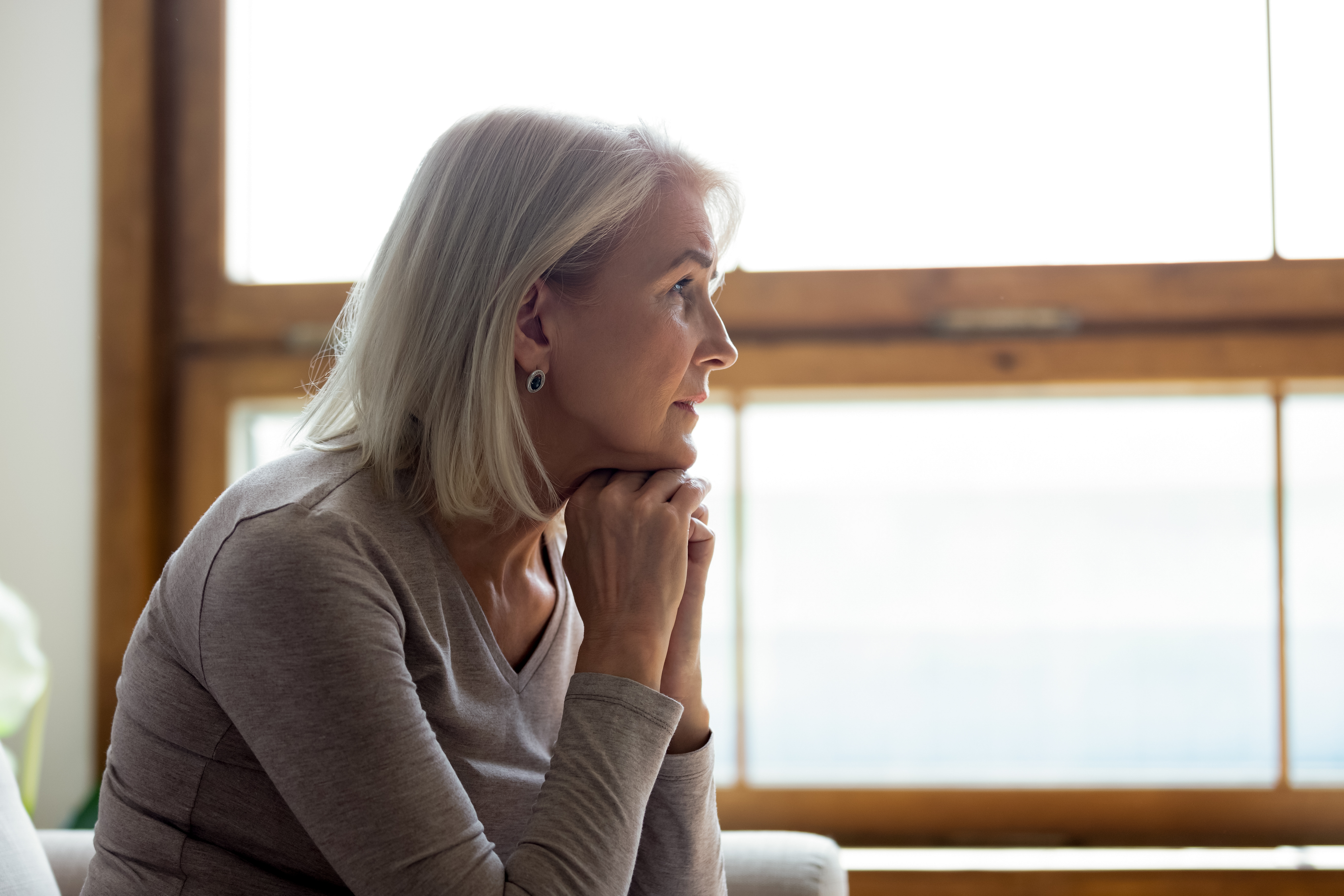 Une femme âgée déprimée qui réfléchit à un événement passé | Source : Shutterstock
