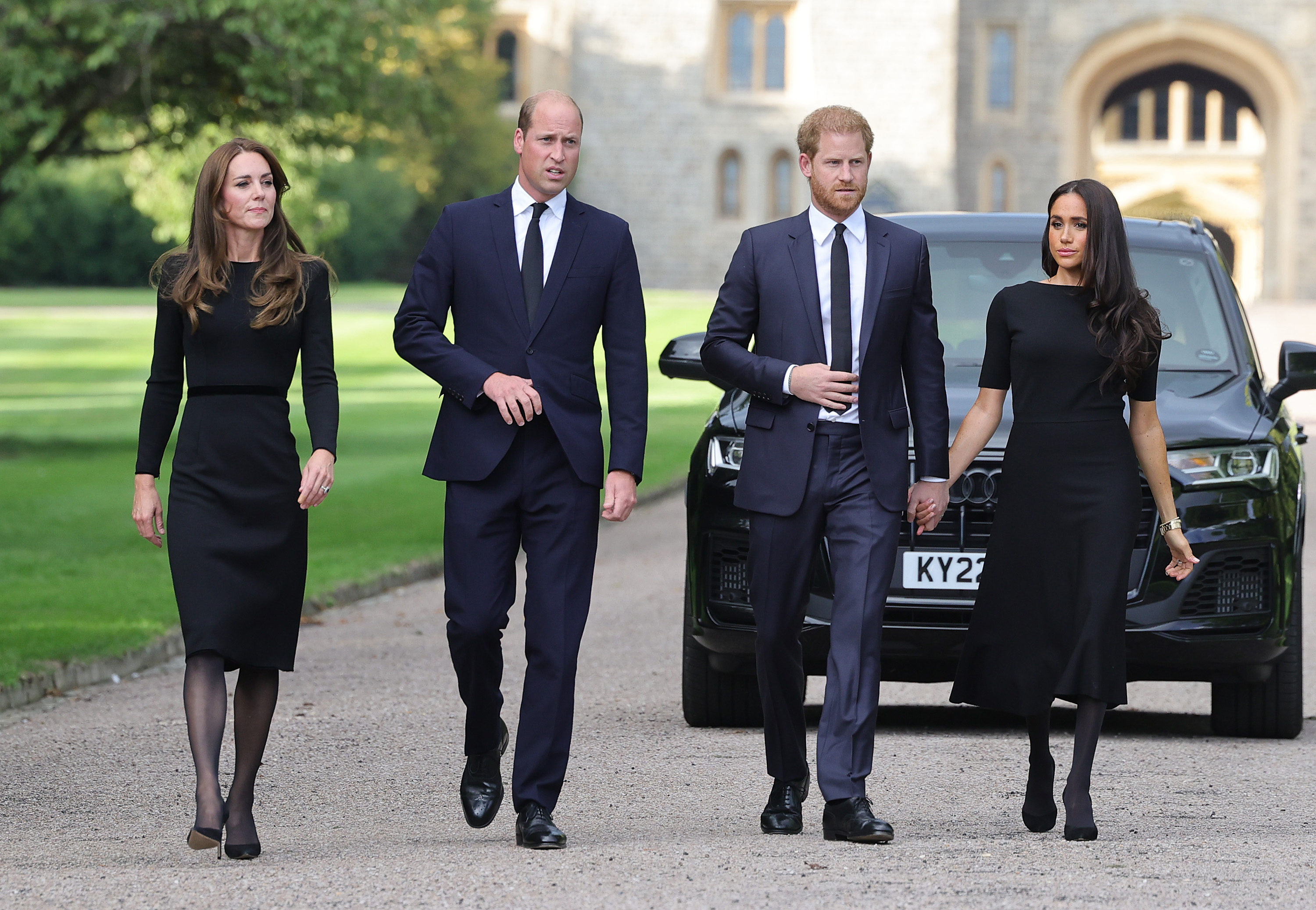 La princesse Catherine, le prince William, le prince Harry et Meghan Markle lors de la marche au château de Windsor arrivent pour voir les fleurs et les hommages à SM la reine Élisabeth le 10 septembre 2022 à Windsor, en Angleterre | Source : Getty Images