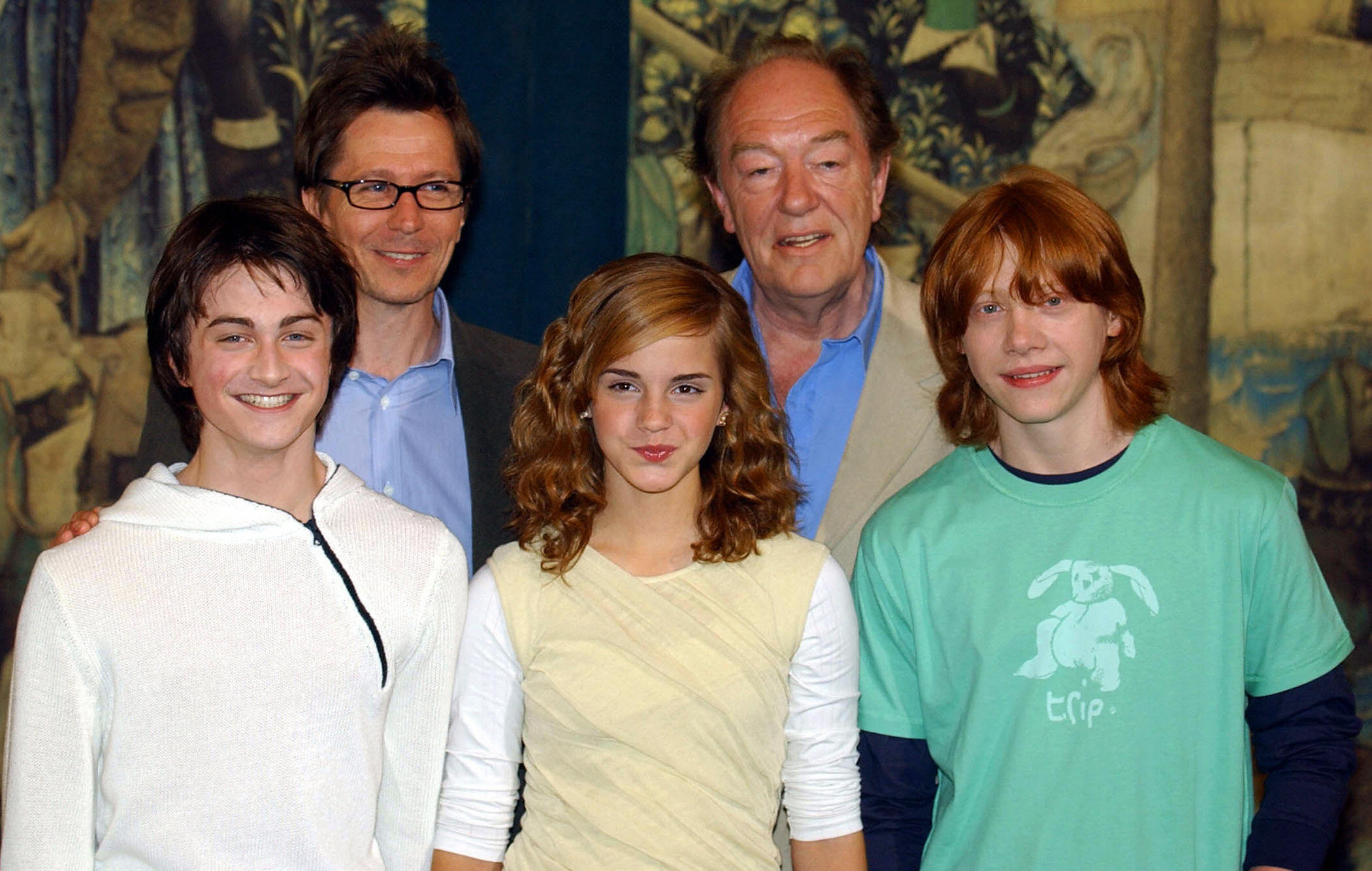 Daniel Radcliffe, Gary Oldman, Emma Watson, Sir Michael Gambon et Rupert Grint lors de la séance de photos pour "Harry Potter et le prisonnier d'Azkaban" à Londres en Angleterre le 27 mai 2004 | Source : Getty Images