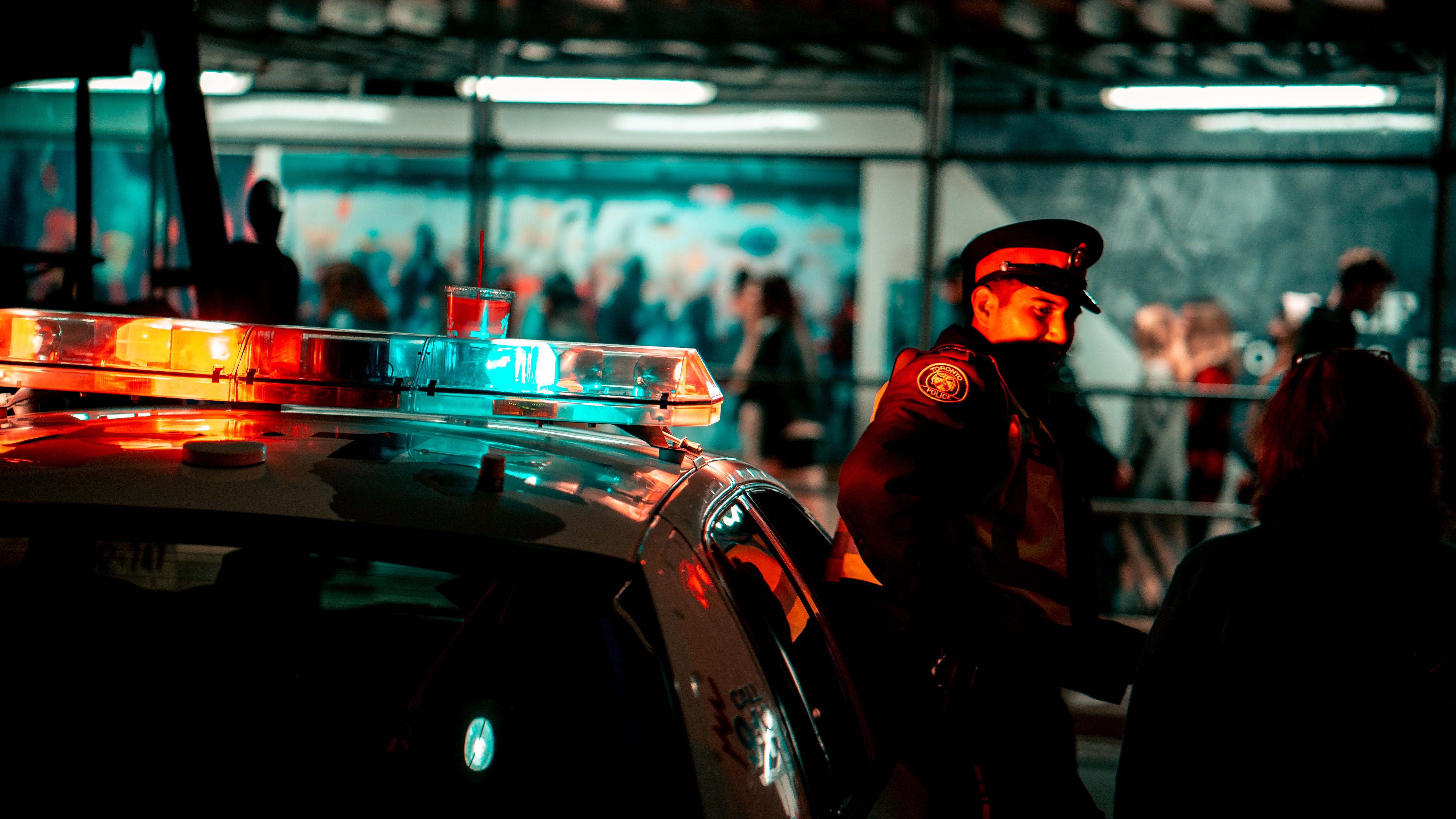 Un agent de police et une voiture. | Photo : Pexels