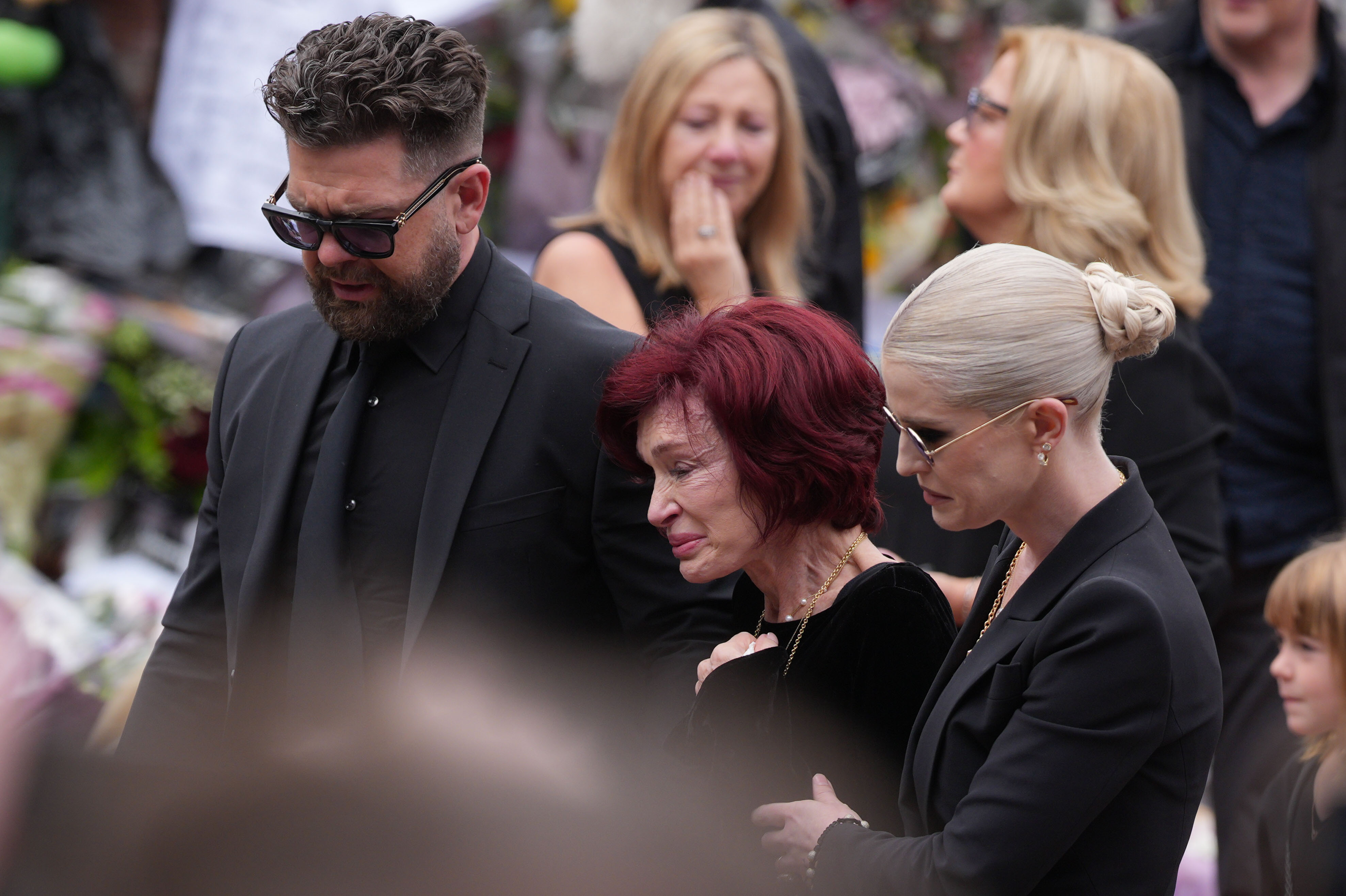 Jack, Sharon et Kelly Osbourne assistent à la cérémonie funéraire d'Ozzy Osbourne le 30 juillet 2025 à Birmingham, en Angleterre. | Source : Getty Images