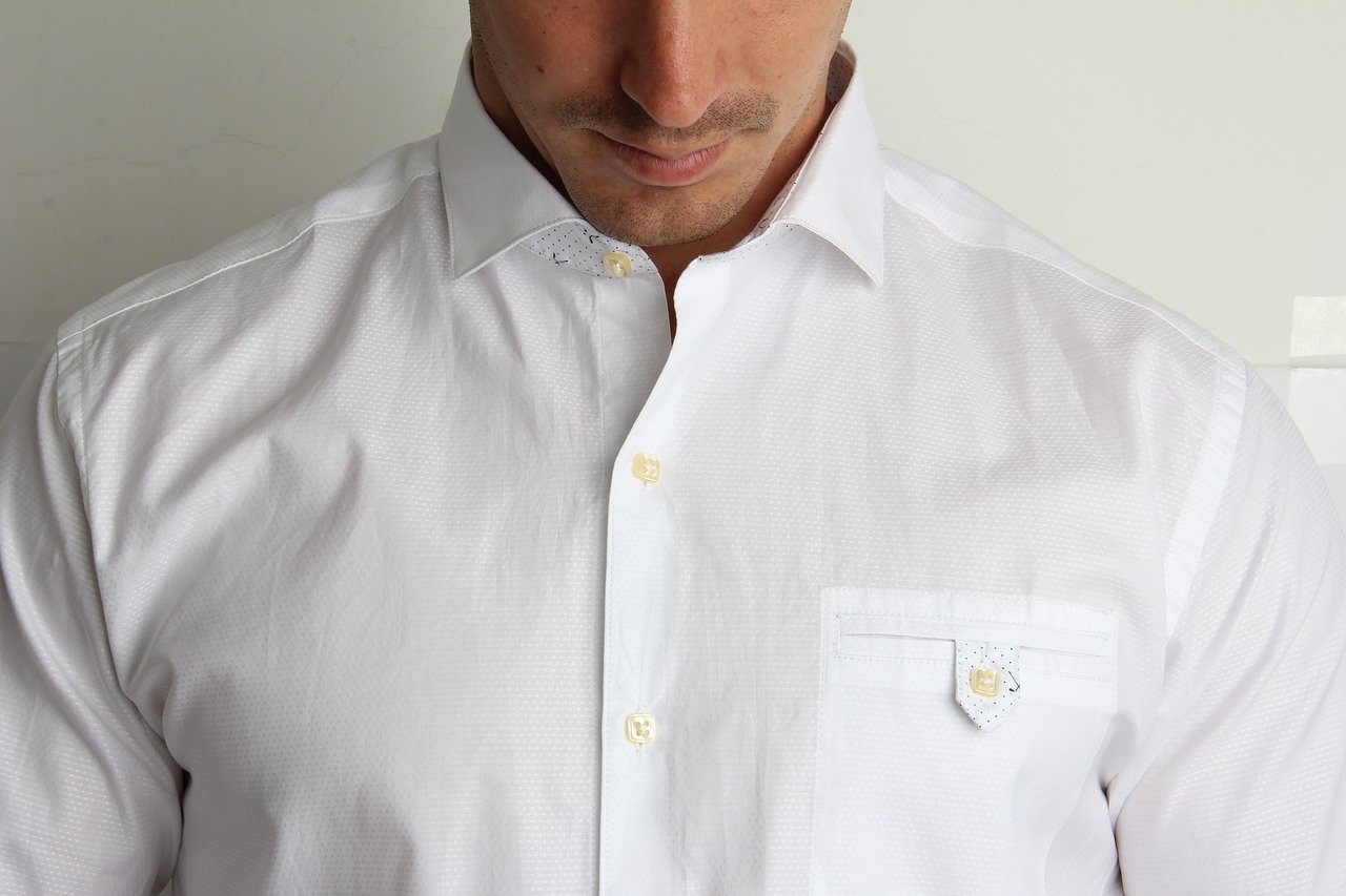Un homme avec un chemise blanc. | Photo : Pixabay