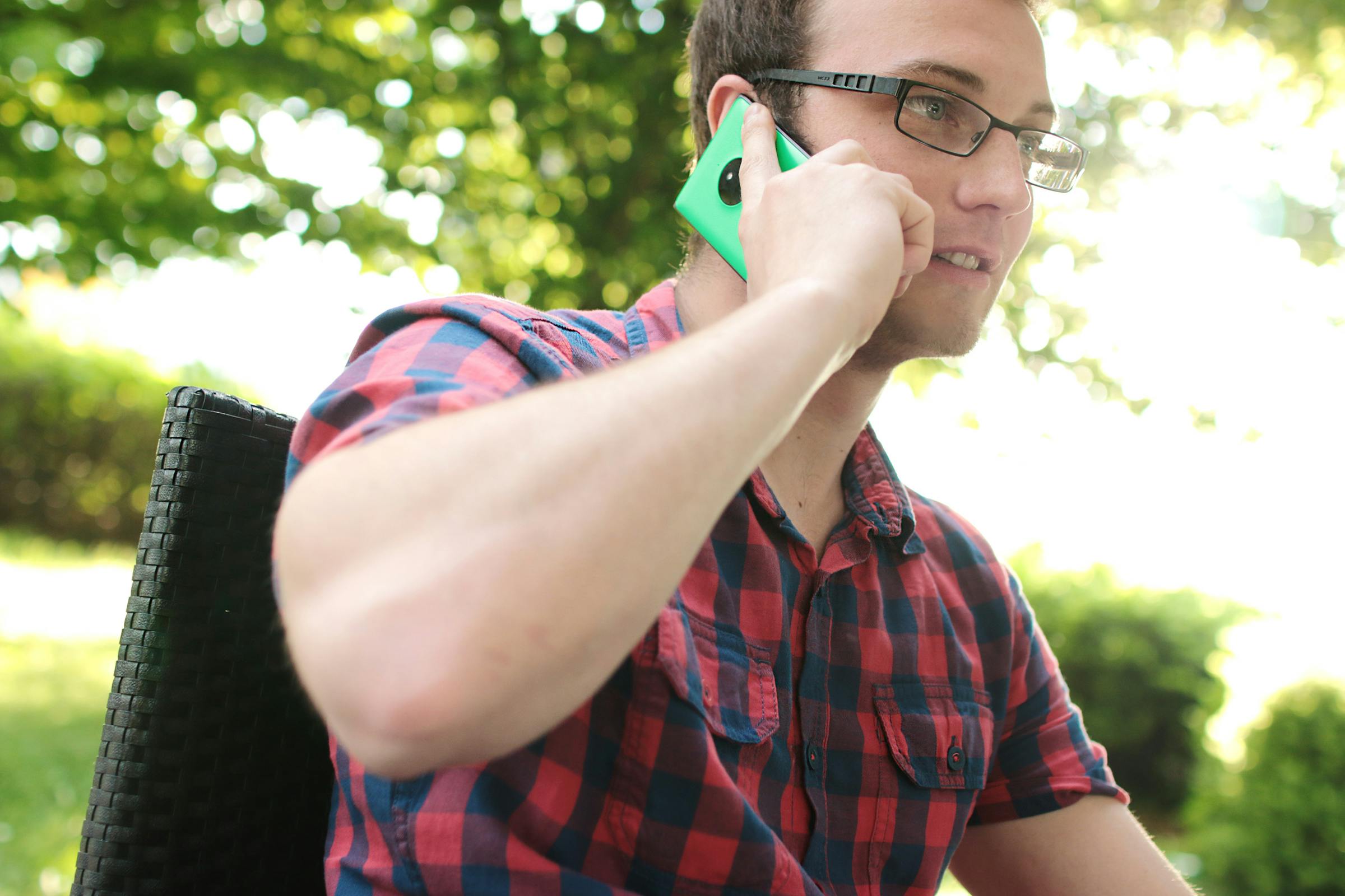 Un homme avec un téléphone à l'oreille | Source : Pexels